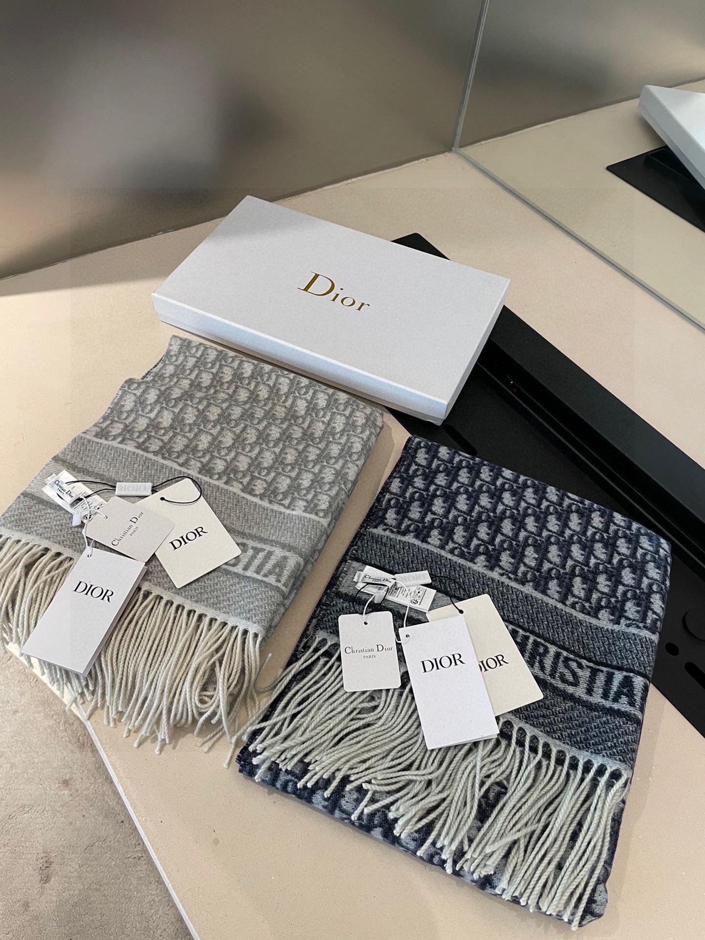 畅销款Dior最新款这款Oblique印花围巾重新诠释Dior经典标识彰显现代精神采用海军蓝色山羊绒精心