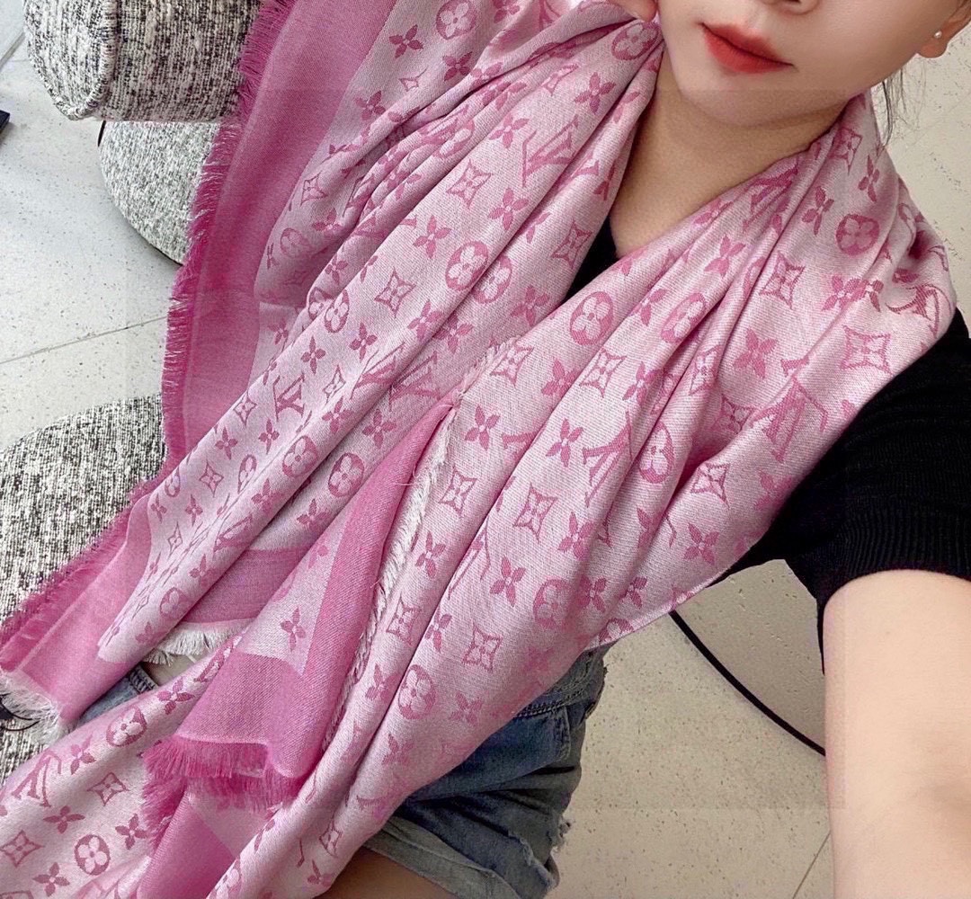 NO:172112,Violet L family members will lose one of the most classic Louis Vuitton uses dark-patterned jacquard technology to reinterpret Monogram patterns. The texture is soft and warm, bringing a pleasant and comfortable touch. The exquisite and elegant fabric makes the words Louis Vuitton Paris as you want. Classic and never fall behind*cm, high-end scarf, louis vuitton, louis vuitton19860909紫罗兰色L家人手必败一条最最经典款Louis Vuitton 采用暗纹提花技术重新演绎Monogram图案.质地柔软而又温暖,带来令人愉悦的舒适触感,精美雅致的面料令佩戴随心所欲饰有Louis Vuitton Paris的字样,经典而永不落伍*cm,高版本围巾,louis vuitton,louis vuitton,scarf