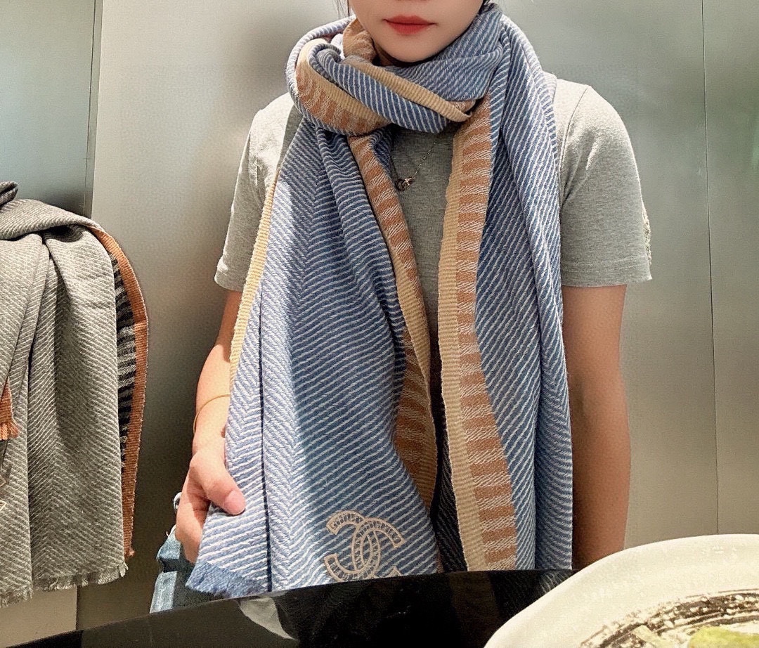 NO:170905,Chanel's new girls are coming out to explode. The black color is really invincible and classic. It's not tacky bleaching. Just the original color, a high-end color scheme with a little rice. ~ 100% pure cashmere~ The specification is 70* houndstooth scarf, which makes people love it and feel as soft as clouds. If you see the real thing, you will know what makes Suo scarf pale, and you will debut in the C position!  The skin is so soft that the heart melts and will not prick at all!  , High-version scarf, chanel19860909香奈儿新款姑娘们出来炸街啦 黑色系色调真的无敌经典了.不是俗气的漂白.就本色调,带点米的高级配色.～百分百纯山羊绒～ 规格70*千鸟格围巾,让人爱不释手,触感如云朵般柔软.如果你看到实物,就知道什么是让suo有围巾黯然失色,妥妥的C位出道！ 接触皮肤软到心都化了,一点也不会扎！,高版本围巾,chanel,scarf