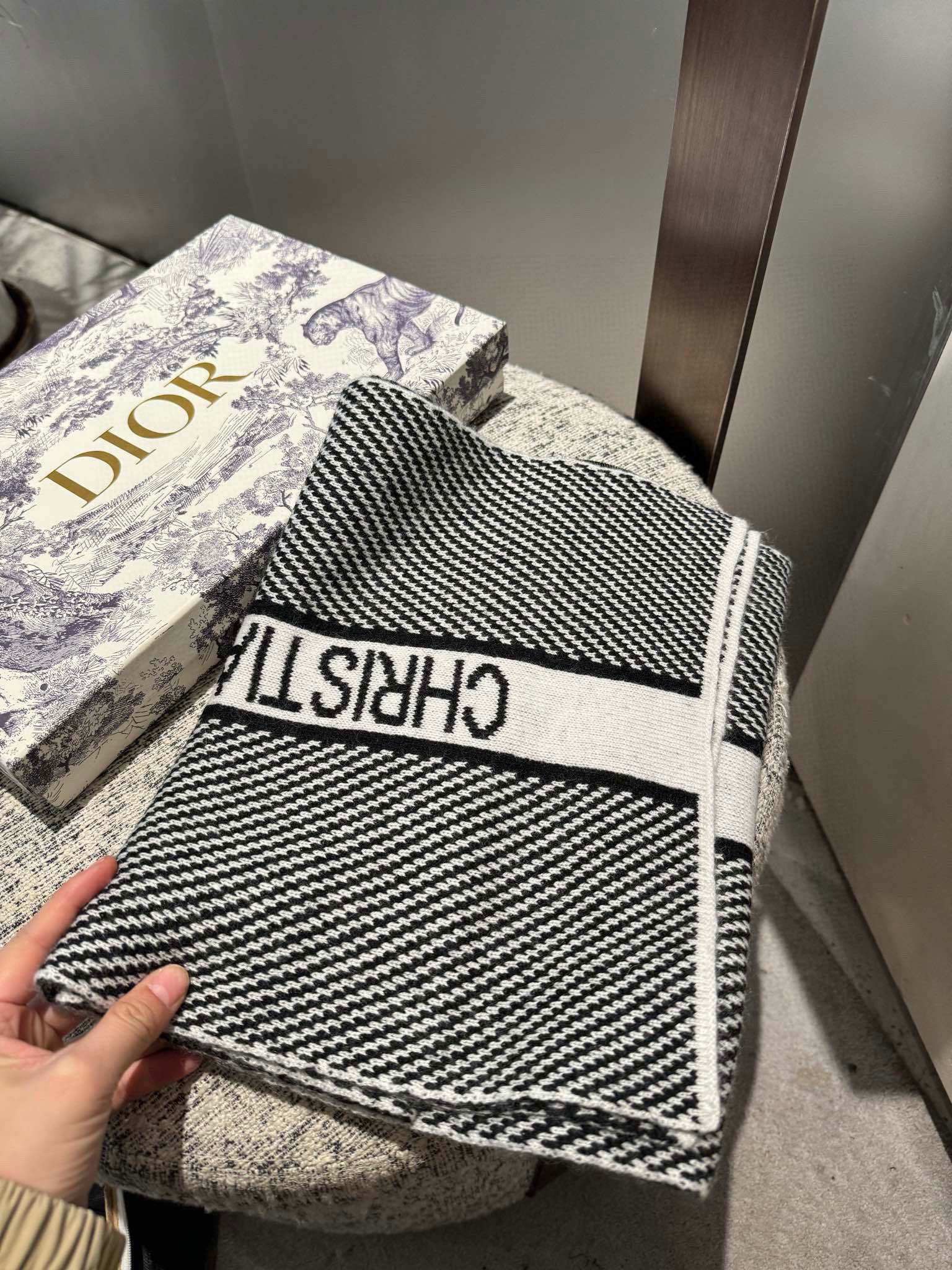  🆕Dior2025新款系列，在新一季进行了全新升级，经典字母摩登时尚❣️采用纯羊毛针织🍹180×30c
