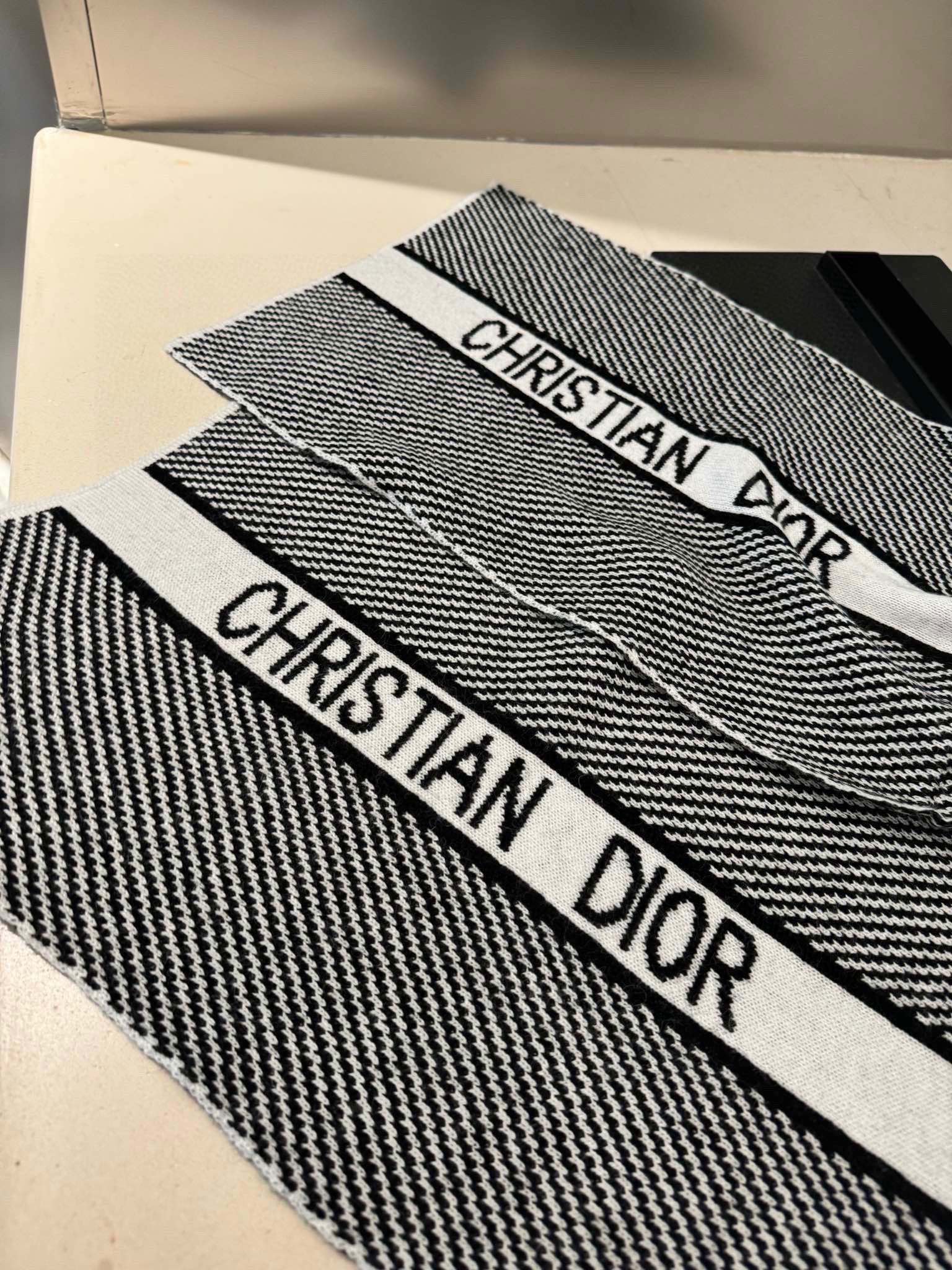 🆕Dior2025新款系列，在新一季进行了全新升级，经典字母摩登时尚❣️采用纯羊毛针织🍹180×30c