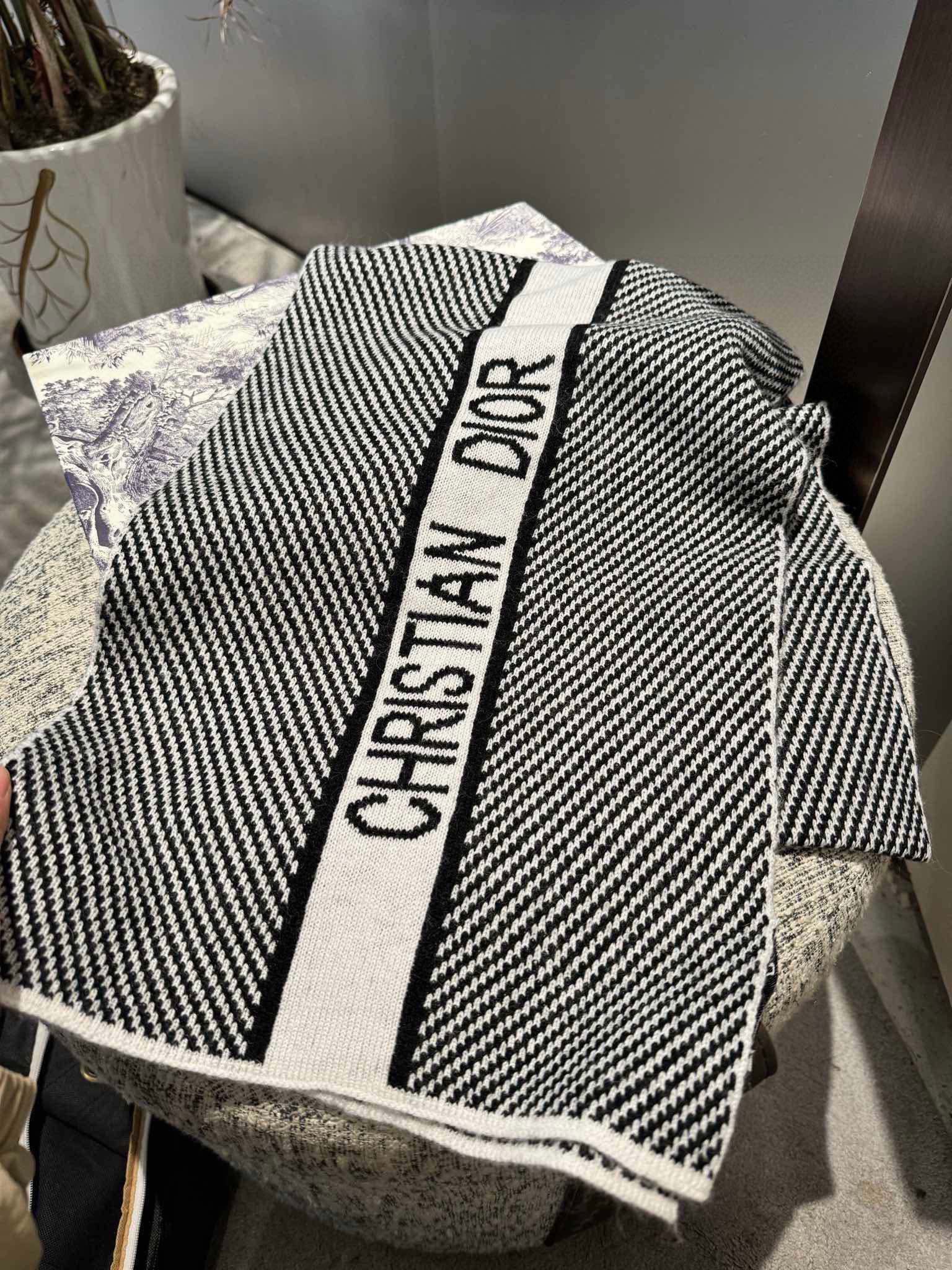  🆕Dior2025新款系列，在新一季进行了全新升级，经典字母摩登时尚❣️采用纯羊毛针织🍹180×30c