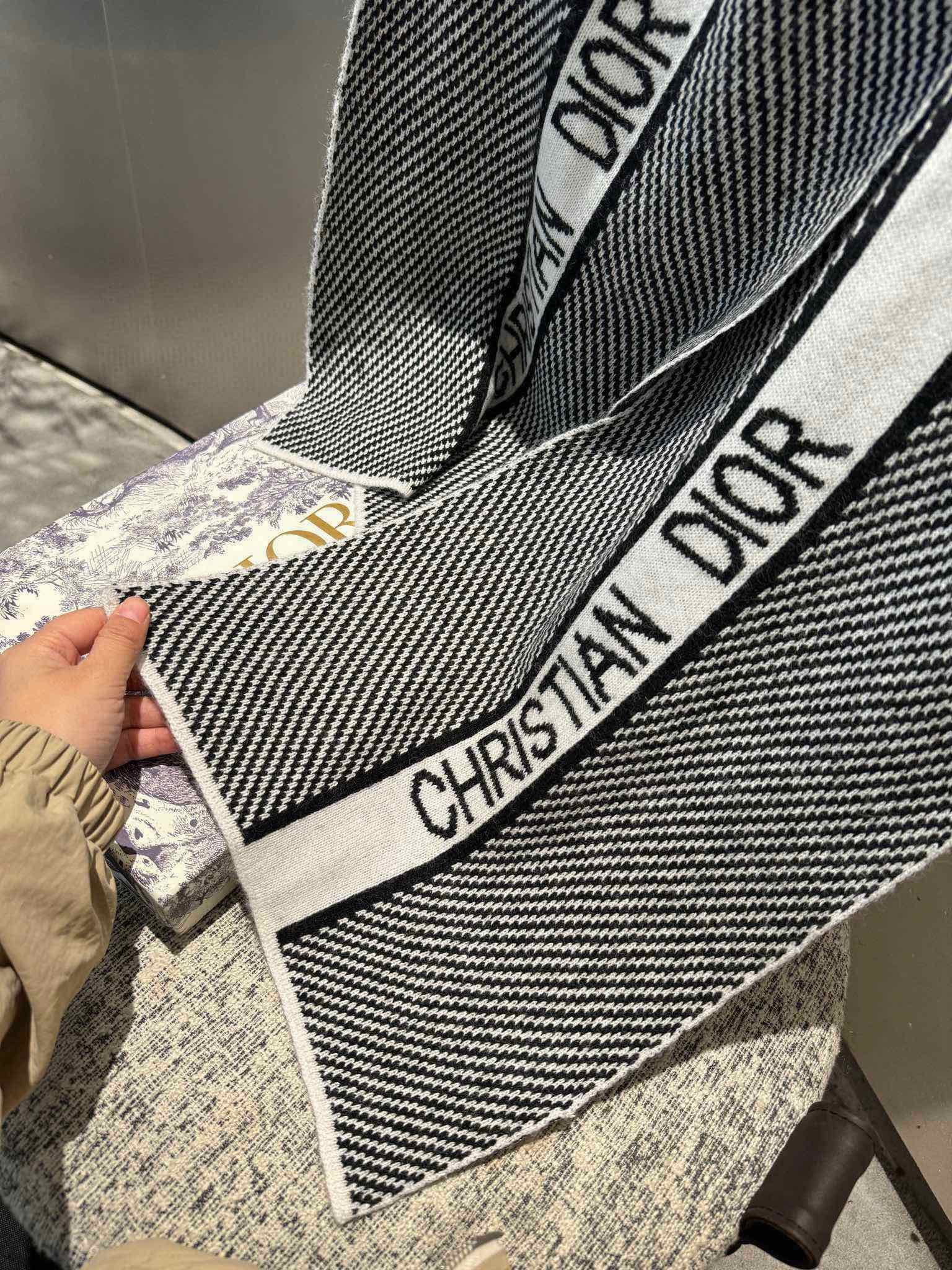  🆕Dior2025新款系列，在新一季进行了全新升级，经典字母摩登时尚❣️采用纯羊毛针织🍹180×30c