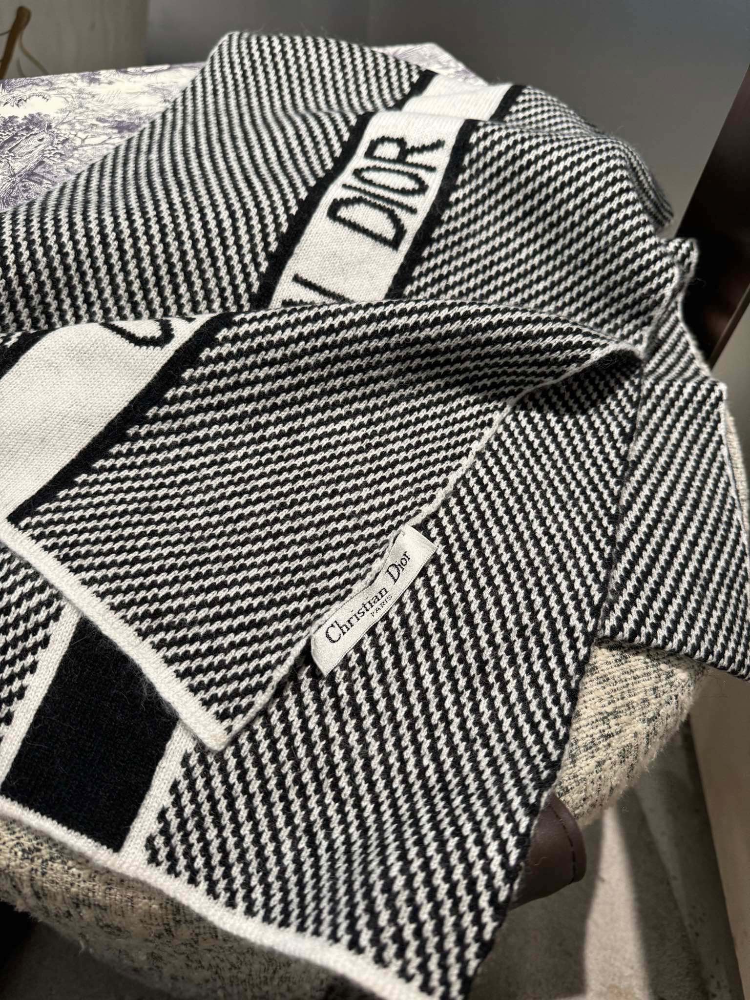 🆕Dior2025新款系列，在新一季进行了全新升级，经典字母摩登时尚❣️采用纯羊毛针织🍹180×30c