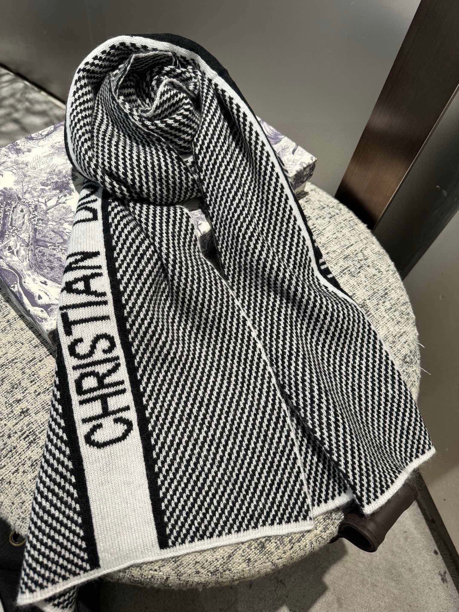  🆕Dior2025新款系列，在新一季进行了全新升级，经典字母摩登时尚❣️采用纯羊毛针织🍹180×30c