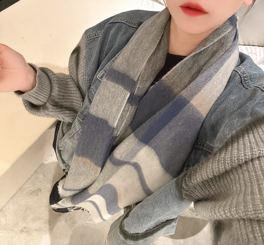 NO:170166,Burberry [Men and Female Scarf] praises you for keeping yourself, a rare high-end men's style!  Family welfare!  Burberry's very honest men's scarf~The fabric is very lovely, very soft, delicate and comfortable, with light water ripples!  Atmospheric and simple, super beautiful male god color matching, any boy will like, the small logo is very exquisitely decorated, with a texture but not ostentatious~ The large goods were loaded on the ship a few months ago~ The last order is a little more benefit everyone~ The specification is 30*180 (including the total length of the ears 180cm), it is very suitable for pairing with formal wear or casual wear~ It is completely OK to fold or circle around, gentlemanly and stylishly ~ warm and elegant!  , High-version scarf, Burberry19860909巴宝莉【男女围巾】怒赞自留,难得的高端男款！家属福利！巴宝莉非常正的男士围巾~面料大爱,非常柔软细腻舒服,轻度水波纹！大气简约,超级好看的男神配色,任何男生都会喜欢的款吧,小小Logo非常精致的点缀,有质感不张扬~大货几个月前已装船发走~尾单余一丢丢福利大家~规格30*180（含穗子总长180cm）,搭配正装或者搭配休闲装都很合适~对折挂围或者绕圈围都完全可以,绅士有型~有温度的风度！,高版本围巾,burberry,scarf