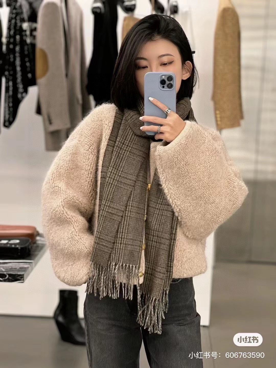 NO:170243,The best I only made a copy of the most popular scarf this year. The main feature is limited and high-quality, authentic and good things that the whole world is scrambling for. The real materials are exactly the same. This kind of material consumes a lot of raw materials~~ It is really versatile, with the upper body temperament UpUp upper body effect and aura very strong!  Pure hand-combed treatment. It is definitely a big deal!  Unlike the hoped scarf structure, this scarf has a special effect. It feels soft and has texture, the yarn is delicate and distinct, and the style is very stylish. It can be photographed with a mobile phone to amazed the audience with high density and exquisite work. The high-density and exquisite work of big brands is really exquisite and craftsmanship. [Original Fabric] Classic!  It will definitely become the counter out of stock this year!  Little fairies, hurry up and stock up~ Arc de Triomphe cashmere shawls, the same letters and tassel logo, the size is 170*36, the high-version scarf, shawls19860909极品我只做复制版今年最火的围巾全世界都在抢的主打的限量大极品正儿八经的好东西,真材实料一模一样,这样的一条非常耗原料~~真的相当的百搭,上身气质UpUp上身效果气场非常强大！纯手工精梳处理.绝对是重磅！不同于希望的围巾组织构造,这款围巾的效果很特别,手感柔软成色有质感,纱线细致分明,版型更是非常有型,用手机拍出来都能惊艳全场高密度精工细作大牌的东西真的非常考究,匠心之作.【原版面料】 经典！一定会成为今年的专柜断货王！ 小仙女们 赶紧囤起来～ 凯旋门羊绒披肩男女同款字母流苏logo爆款 尺寸170*36,高版本围巾,shawls,scarf