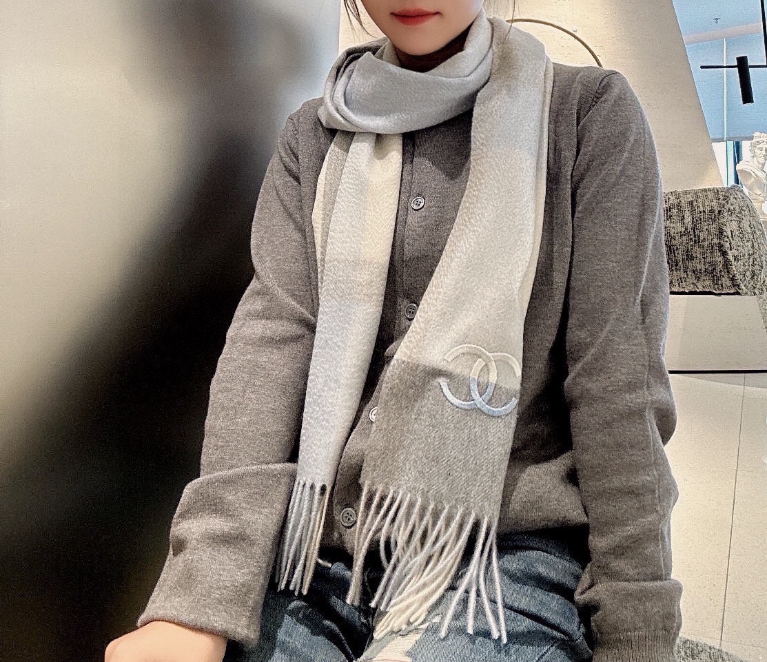 NO:170268,The latest quality of the cashmere version of the Chanel Deep Water Ripples Classic Cashmere Scarf counter, currently the counter has been replaced with the classics of the new classics. All the F products are weak, super heavy water ripples, real material pure cashmere. This export specification has always been our Ace Reputation Series. It must be won and countless fans. Countless sisters have to give themselves a complete one of the best products. Double-sided cashmere has a very clear and beautiful water ripples of 40*180, and a clear and clear water ripples. This good product is only one batch. I really don’t make up for it after selling it. The factory said that this model will not be placed again. The customer provides yarn, dyes, and then sets the color. It will take half a year to toss and turns!  This year, there are not many good things that are soft and fluffy, luxurious and authentic, high-end scarf, chanel19860909羊绒版本王牌口碑香奈儿深度水波纹经典羊绒格子围巾专柜最新品相,目前专柜都换上了新标经典中的经典.全品相其他什么F货都弱爆了,超级重磅的水波纹,真材实料纯羊绒这个出口单规格一直是我们王牌口碑系列,必入圈粉无数无数姐妹们怎么都得给自己整一条总之一等一的好货.双面羊绒都有着非常清晰漂亮的水波纹40*180的经典尺寸,清楚明了的水波纹.好货仅此一批.售完真心没有补.一分钱一分货,工厂说了这款不会再下单,客方提供纱线,再染色,再定色,翻来覆去要半年了！今年就这一批,没有多少条手感柔软蓬松,奢华有质感正儿八经的好东西啊,高版本围巾,chanel,scarf