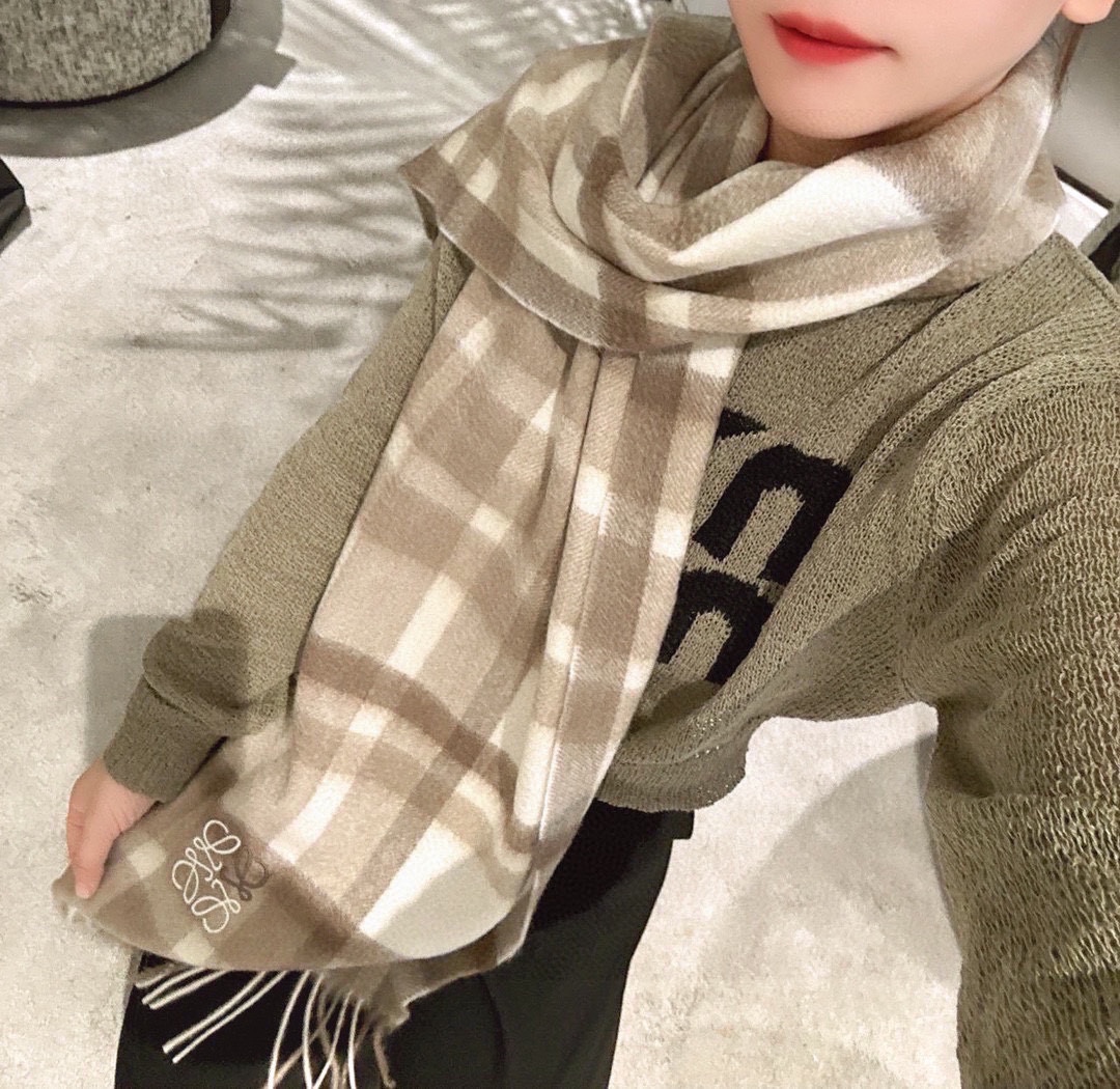 NO:170273,The latest quality of the cashmere version of the Loeiwei deep water ripples classic cashmere plaid scarf counter, currently the counter has been replaced with the classics of the new classics. All the F products are weak, super heavy water ripples, real material pure cashmere. This export specification has always been our ace reputation series. It must be won and countless fans. Countless sisters have to give themselves a whole one of the best products. Double-sided cashmere has a very clear and beautiful water ripples of 40*180, and a clear and clear water ripples. This good product is only one batch. I really don’t make up for it after selling it. The factory said that this model will not be placed again. The customer provides yarn, dyes, and then sets the color. It will take half a year to toss and turns!  This year, there are not many good things that are soft and fluffy, luxurious and authentic, high-end scarf, loewe19860909羊绒版本王牌口碑罗意威深度水波纹经典羊绒格子围巾专柜最新品相,目前专柜都换上了新标经典中的经典.全品相其他什么F货都弱爆了,超级重磅的水波纹,真材实料纯羊绒这个出口单规格一直是我们王牌口碑系列,必入圈粉无数无数姐妹们怎么都得给自己整一条总之一等一的好货.双面羊绒都有着非常清晰漂亮的水波纹40*180的经典尺寸,清楚明了的水波纹.好货仅此一批.售完真心没有补.一分钱一分货,工厂说了这款不会再下单,客方提供纱线,再染色,再定色,翻来覆去要半年了！今年就这一批,没有多少条手感柔软蓬松,奢华有质感正儿八经的好东西啊,高版本围巾,loewe,scarf