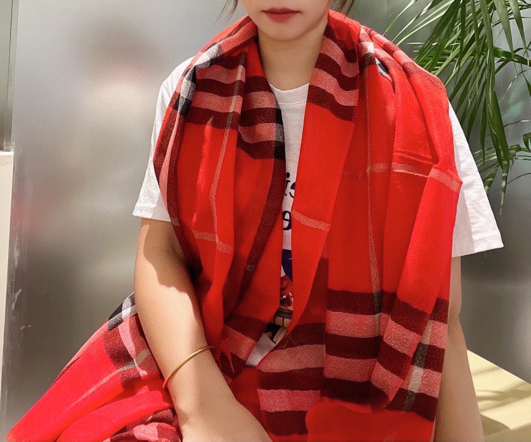 NO:170232,Burberry formal wear series, VIP exclusively for flagship store, top imported Scottish cashmere, extremely noble and elegant, intellectual style, simple and atmospheric design, absolutely not fancy style, ring velvet products can be said to be the highest-end product in scarves, good products must know how to maintain it, it is definitely a niche product, not everyone knows its goodness, absolutely the first choice for taste of life, must enter by those who know the goods. Specifications 80.200, high-version scarf, burberry, ring19860909巴宝莉正装系列货 专供旗舰店的vip 顶级苏格兰进口山羊绒 无比的高贵优雅 知性的款式 简洁大气的设计 绝对的不是花里胡哨的款式 戒指绒产品可以说是围巾里面最高档次的货品 好产品要懂得保养 它绝对的是小众产品 不是谁都懂的它的好 绝对的品味生活的首选搭配饰品 识货者必入.规格80.200,高版本围巾,burberry,ring,scarf