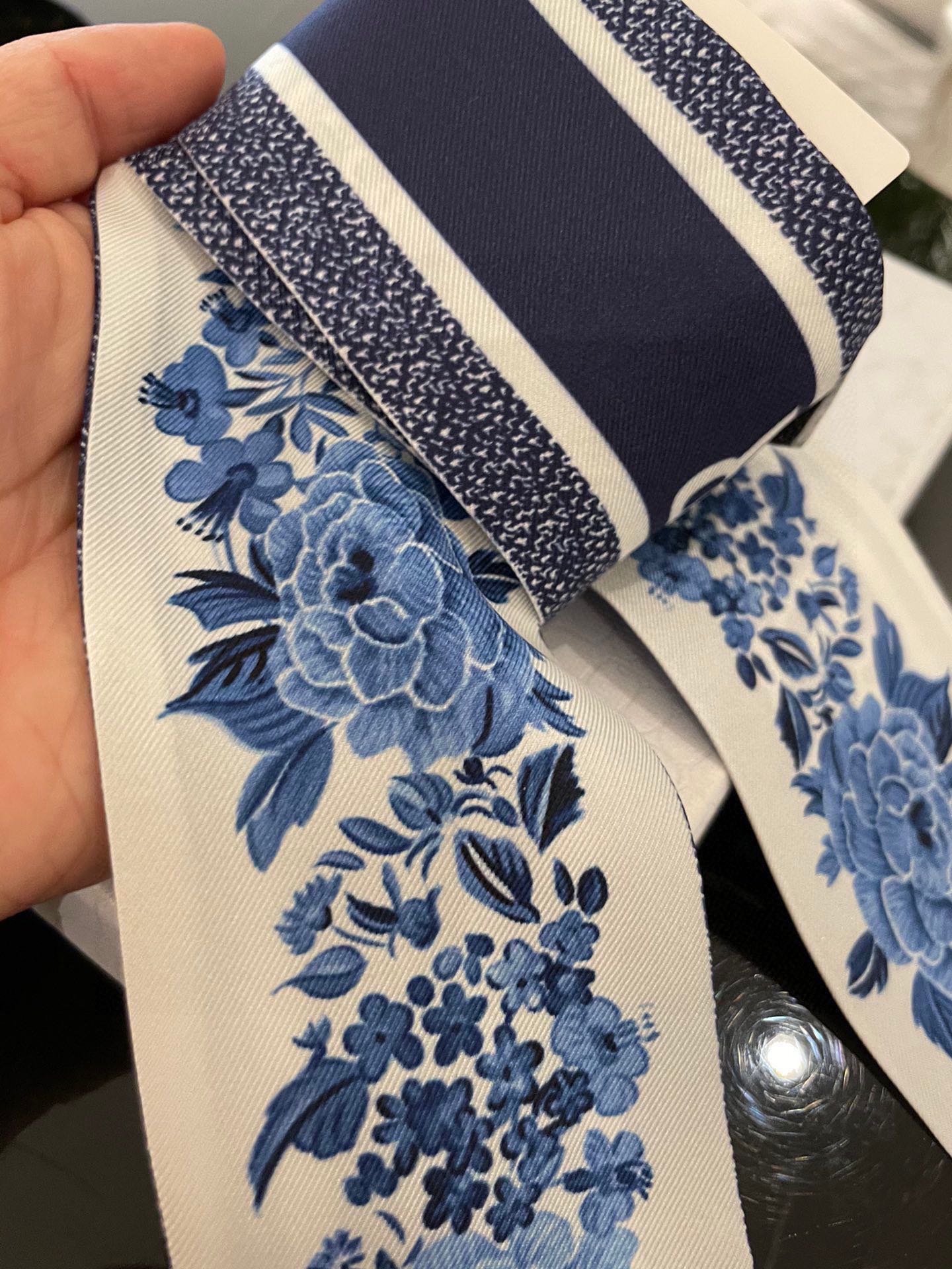 新色️这款Mitzah丝巾以Dior标志性的Sauvage茹伊印花为P色采用象牙色和海军蓝色桑蚕丝斜纹面