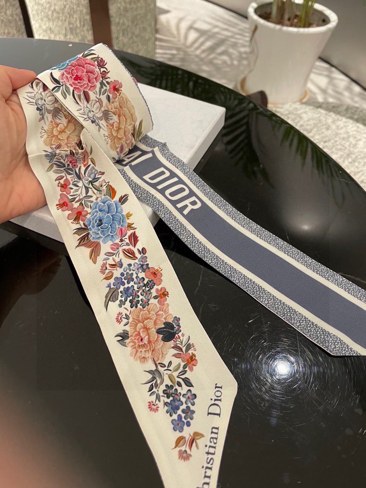 新色️这款Mitzah丝巾以Dior标志性的Sauvage茹伊印花为P色采用象牙色和海军蓝色桑蚕丝斜纹面