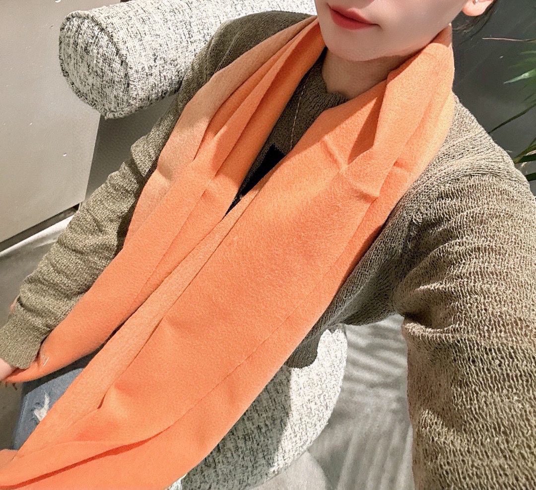 NO:171702,L V [Men and Women's Scarf] I'm so angry that I keep it, a rare high-end men's style!  Family welfare!  Burberry's very honest men's scarf~The fabric is very lovely, very soft, delicate and comfortable, with light water ripples!  Atmospheric and simple, super beautiful male god color matching, any boy will like, the small logo is very exquisitely decorated, with a texture but not ostentatious~ The large goods were loaded on the ship a few months ago~ The last order is a little more benefit everyone~ The specification is 30*180 (including the total length of the ears 180cm), it is very suitable for pairing with formal wear or casual wear~ It is completely OK to fold or circle around, gentlemanly and stylishly ~ warm and elegant!  , High-version scarf, Burberry19860909L V【男女围巾】怒赞自留,难得的高端男款！家属福利！巴宝莉非常正的男士围巾~面料大爱,非常柔软细腻舒服,轻度水波纹！大气简约,超级好看的男神配色,任何男生都会喜欢的款吧,小小Logo非常精致的点缀,有质感不张扬~大货几个月前已装船发走~尾单余一丢丢福利大家~规格30*180（含穗子总长180cm）,搭配正装或者搭配休闲装都很合适~对折挂围或者绕圈围都完全可以,绅士有型~有温度的风度！,高版本围巾,burberry,scarf