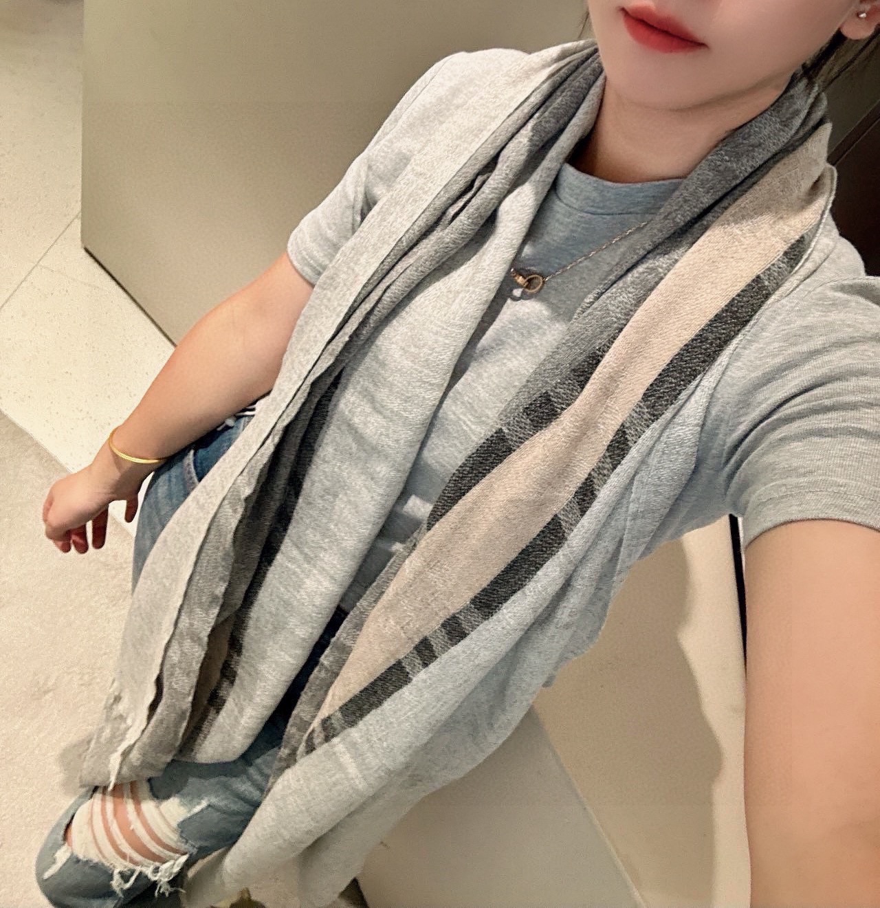 NO:175865,Chanel's new girls are coming out to explode. The black color is really invincible and classic. It's not tacky bleaching. Just the original color, a high-end color scheme with a little rice. ~ 100% pure cashmere~ The specifications are 70*180 houndstooth scarf, which makes people love it and feel as soft as clouds. If you see the real thing, you will know what makes Suo scarf pale, and you will debut in the C position!  The skin is so soft that the heart melts and will not prick at all!  High-version scarf, high-version scarf, chanel19860909香奈儿新款姑娘们出来炸街啦 黑色系色调真的无敌经典了.不是俗气的漂白.就本色调,带点米的高级配色.～百分百纯山羊绒～ 规格70*180千鸟格围巾,让人爱不释手,触感如云朵般柔软.如果你看到实物,就知道什么是让suo有围巾黯然失色,妥妥的C位出道！ 接触皮肤软到心都化了,一点也不会扎！高版本围巾,高版本围巾,chanel,scarf