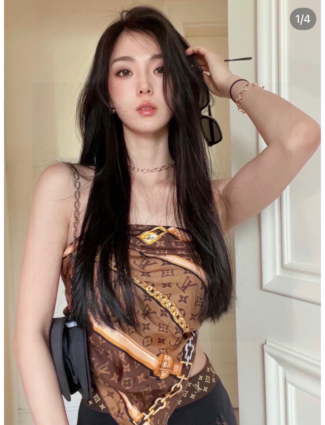 NO:175563,Lv…chain flower.Lv counter for sale 90*9016 Mm top silk square scarf...2 colors spot... Spring and autumn air-conditioned rooms must have high-end scarf, high-end scarf, louis vuitton, real silk19860909Lv…链条花.Lv专柜在售款 90*9016姆米顶级真丝方巾……2色现货……春秋季空调房必备单品高版本围巾,高版本围巾,louis vuitton,real silk,scarf