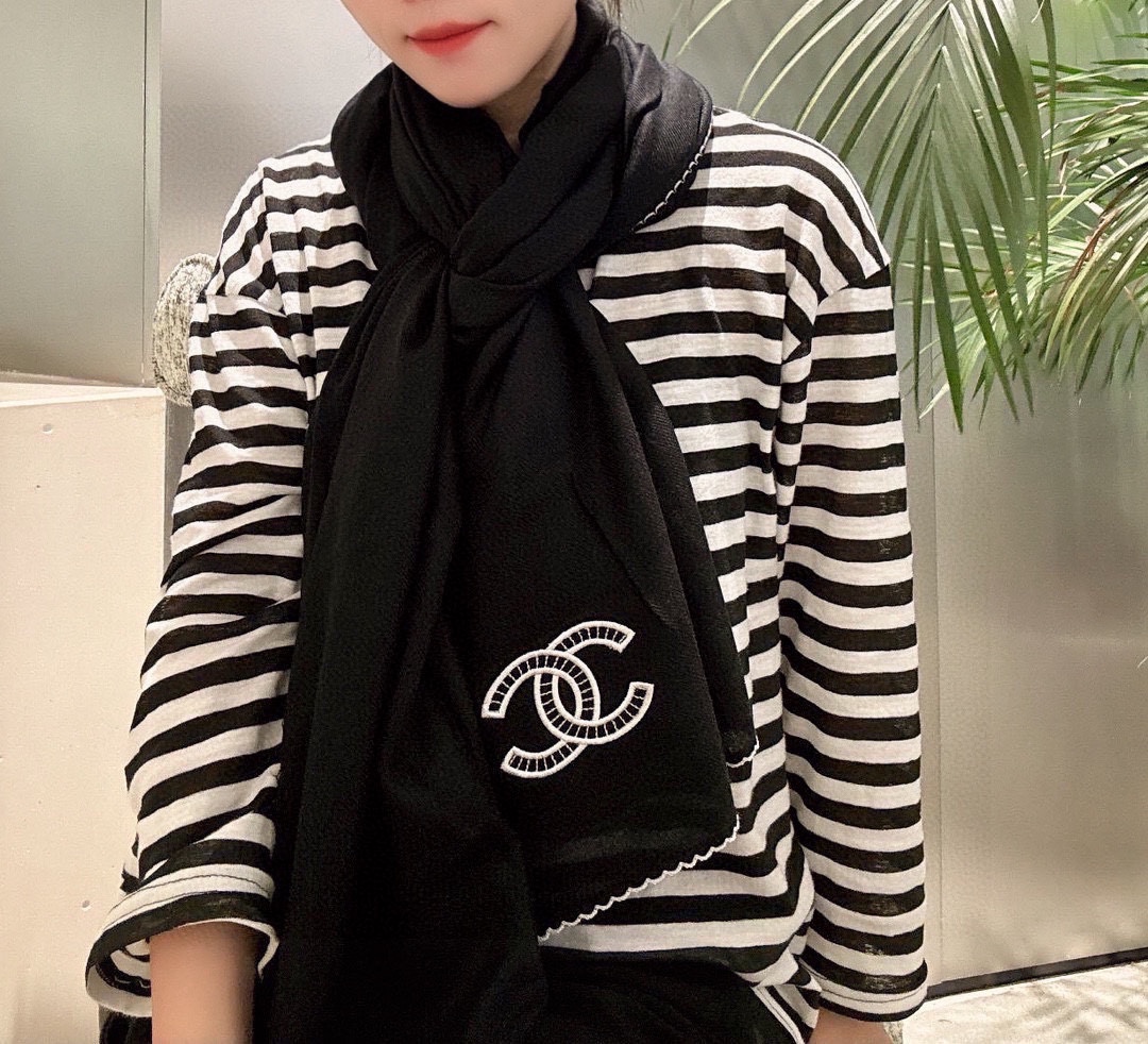 NO:170906,Top-notch and beautiful [Double C-toothed Decorative Long Scarf] I keep it myself [Absolutely worth collecting] The fragrant and beautiful versatile counter is limited. It is difficult to order top-notch pure cashmere even if you are rich. The quality is excellent and you are given to others for your own use. It is absolutely high-end and exclusive real-life shooting!  What you see and get, the color is super positive and the top quality goods are not waiting for anyone. Special channels sell goods with one less and one absolutely top quality goods. Any detail is the rhythm size of the counter 85*190 heavy recommendation, high-version scarf19860909顶级旷世绝美【双C齿边装饰长巾】自留了【绝对值得珍藏】香绝美百搭款专柜限量哦有钱都很难订到顶级纯羊绒,品质上乘送人自用绝对高大上独家实物拍摄！所见所得,颜色超正顶级好货不等人,特殊渠道货卖一个少一个绝对的顶级好货,任何一个细节都是专柜的节奏尺寸85*190重磅推荐,高版本围巾,scarf