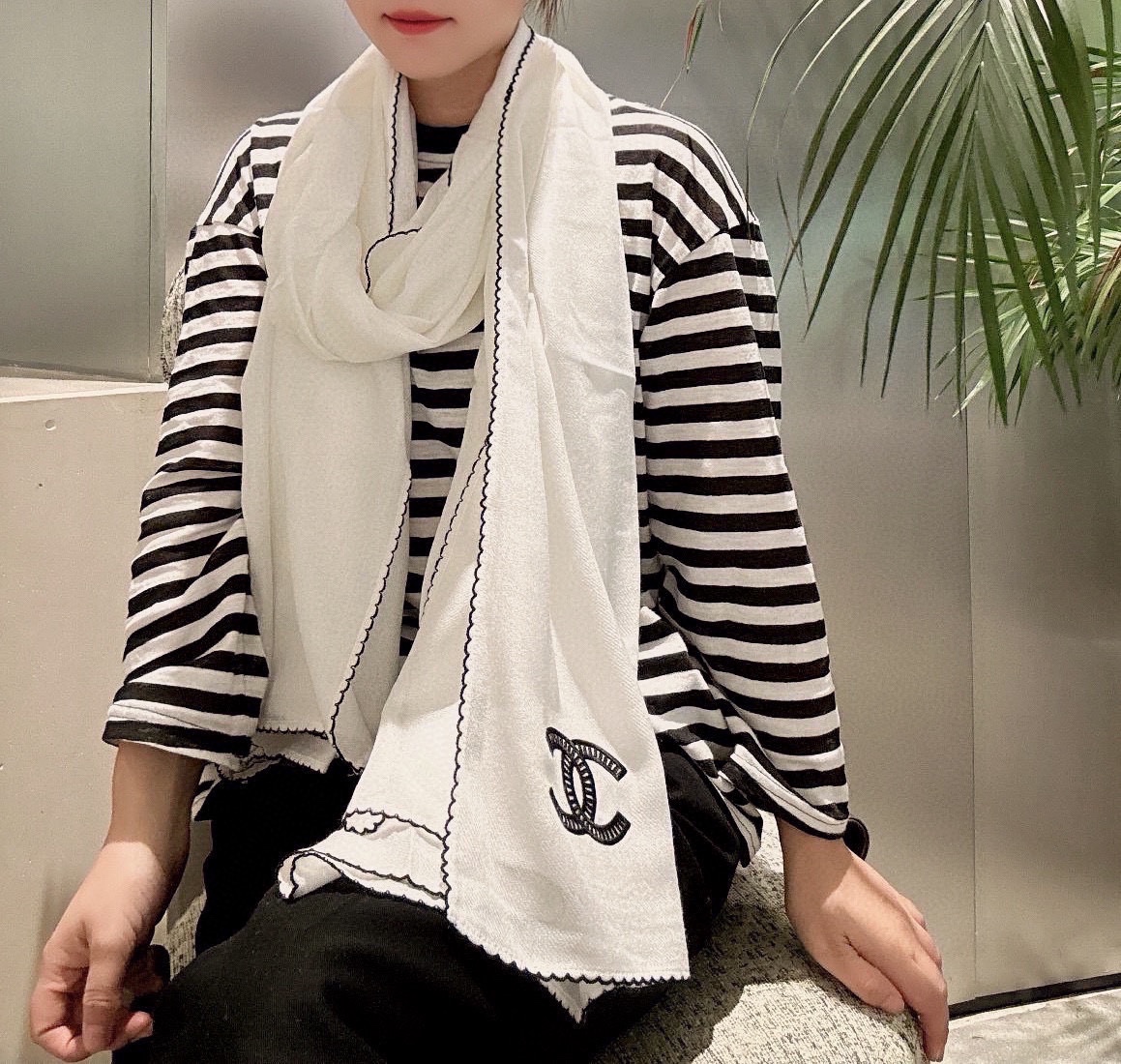 NO:171696,Top-notch and beautiful [Double C-toothed Decorative Long Scarf] I keep it myself [Absolutely worth collecting] The fragrant and beautiful versatile counter is limited. It is difficult to order top-notch pure cashmere even if you are rich. The quality is excellent and you are given to others for your own use. It is absolutely high-end and exclusive real-life shooting!  What you see and get, the color is super positive and the top quality goods are not waiting for anyone. Special channels sell goods with one less and one absolutely top quality goods. Any detail is the rhythm size of the counter 85*190 heavy recommendation, high-version scarf19860909顶级旷世绝美【双C齿边装饰长巾】自留了【绝对值得珍藏】香绝美百搭款专柜限量哦有钱都很难订到顶级纯羊绒,品质上乘送人自用绝对高大上独家实物拍摄！所见所得,颜色超正顶级好货不等人,特殊渠道货卖一个少一个绝对的顶级好货,任何一个细节都是专柜的节奏尺寸85*190重磅推荐,高版本围巾,scarf