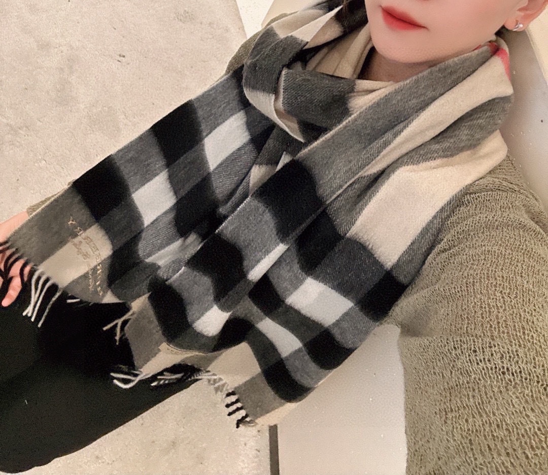 NO:170878,Burberry [Men and Female Scarf] praises you for keeping yourself, a rare high-end men's style!  Family welfare!  Burberry's very honest men's scarf~The fabric is very lovely, very soft, delicate and comfortable, with light water ripples!  Atmospheric and simple, super beautiful male god color matching, any boy will like, the small logo is very exquisitely decorated, with a texture but not ostentatious~ The large goods were loaded on the ship a few months ago~ The last order is a little more benefit everyone~ Specifications 30* (including the total length of the ears), it is very suitable for pairing with formal wear or casual wear~ It is completely OK to fold or circle around, gentlemanly and stylishly ~ warm and elegant!  , High-version scarf, Burberry19860909巴宝莉【男女围巾】怒赞自留,难得的高端男款！家属福利！巴宝莉非常正的男士围巾~面料大爱,非常柔软细腻舒服,轻度水波纹！大气简约,超级好看的男神配色,任何男生都会喜欢的款吧,小小Logo非常精致的点缀,有质感不张扬~大货几个月前已装船发走~尾单余一丢丢福利大家~规格30*（含穗子总长cm）,搭配正装或者搭配休闲装都很合适~对折挂围或者绕圈围都完全可以,绅士有型~有温度的风度！,高版本围巾,burberry,scarf
