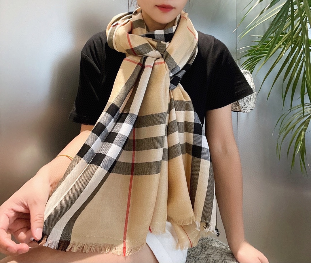 NO:170896,Burberry formal wear series, VIP exclusively for flagship store, top imported Scottish cashmere, extremely noble and elegant, intellectual style, simple and atmospheric design, absolutely not fancy style, ring velvet products can be said to be the highest-end product in scarves, good products must know how to maintain it, it is definitely a niche product, not everyone knows its goodness, absolutely the first choice for taste of life, must enter by those who know the goods. Specifications 80.200, high-version scarf, burberry, ring19860909巴宝莉正装系列货 专供旗舰店的vip 顶级苏格兰进口山羊绒 无比的高贵优雅 知性的款式 简洁大气的设计 绝对的不是花里胡哨的款式 戒指绒产品可以说是围巾里面最高档次的货品 好产品要懂得保养 它绝对的是小众产品 不是谁都懂的它的好 绝对的品味生活的首选搭配饰品 识货者必入.规格80.200,高版本围巾,burberry,ring,scarf
