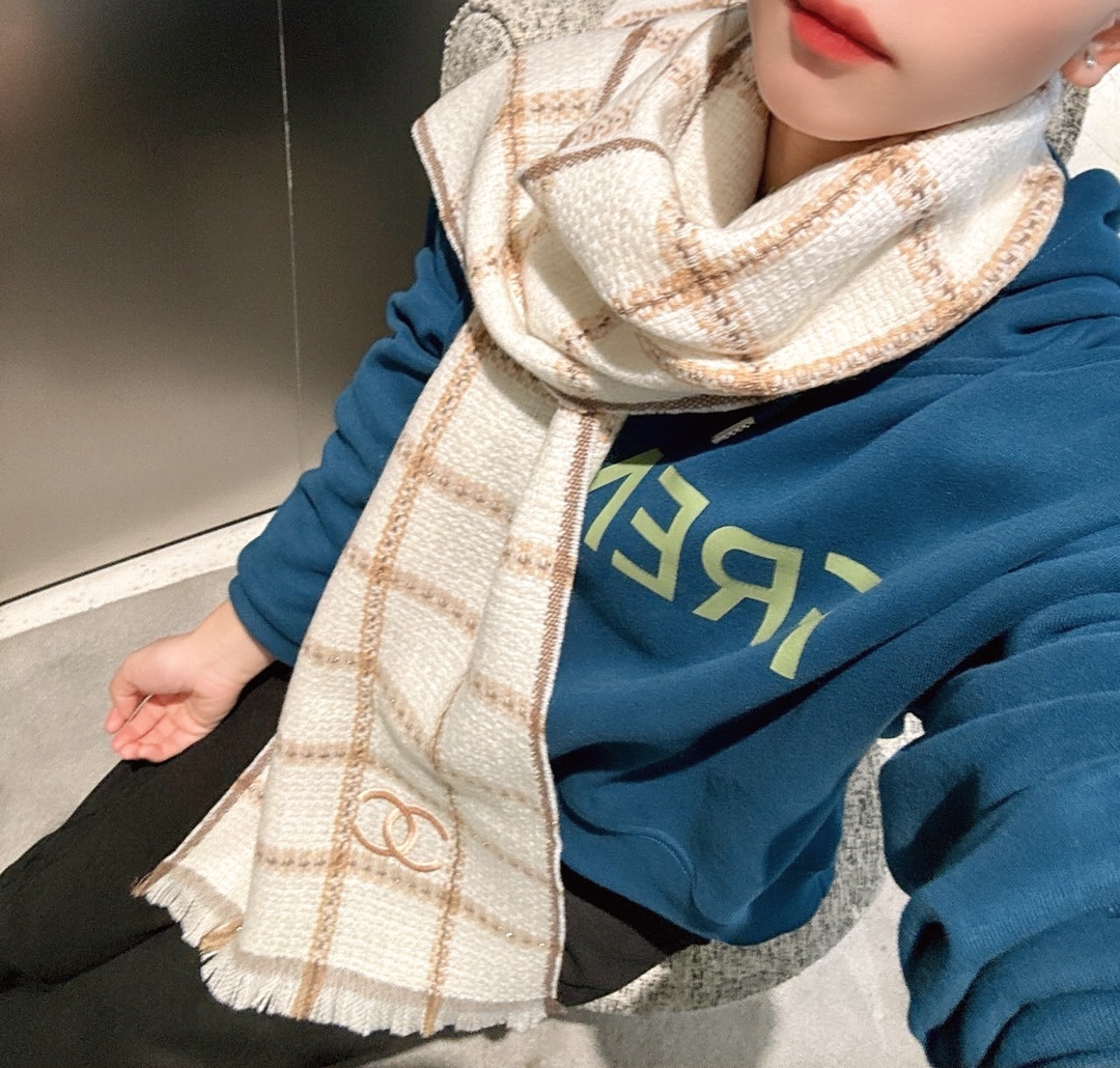 NO:170909,Chanel's new double-sided girls are coming out to explode. The black color is really invincible and classic. It's not tacky bleaching. Just the original color, a high-end color scheme with a little rice. ~ 100% pure cashmere~ The specification is 35* scarf, which makes people love it and feel as soft as clouds. If you see the real thing, you will know what makes Suo scarf pale, and you will debut in the C position!  The skin is so soft that the heart melts and will not prick at all!  , High-version scarf, chanel19860909香奈儿双面新款姑娘们出来炸街啦 黑色系色调真的无敌经典了.不是俗气的漂白.就本色调,带点米的高级配色.～百分百纯山羊绒～ 规格35*围巾,让人爱不释手,触感如云朵般柔软.如果你看到实物,就知道什么是让suo有围巾黯然失色,妥妥的C位出道！ 接触皮肤软到心都化了,一点也不会扎！,高版本围巾,chanel,scarf