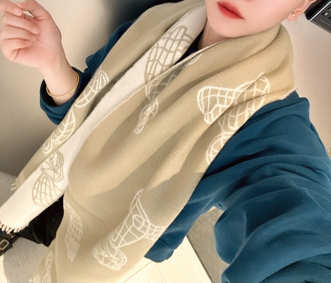 NO:170913,Hermes' latest model of the year, Teddy Bear Series Cashmere Scarf, Universal Style for Men and Women, Must-collect!  The most indisputable quality of mothers is the price of the world. Teach you to know good goods, the best, no one!  !  !  The best quality, the latest Teddy exclusive logo limited series, everyone has one must-have for bur heavy series, the quality is really amazing, you can feel the extraordinary texture when you look at the pictures. 90 wool cotton texture is so good!  !  !  !  The raw materials are top-notch, very craftsmanship, very consuming raw materials, full of warm big sheep, can be matched with any clothing. The aura is so strong that it is not enough to export to Italy. Exclusively, high-end quality, quiet and detailed k specifications: 30xcm, high-end scarf, burberry, hermes19860909爱马仕年度最新款 泰迪熊系列羊绒围巾,男女通用款,必必必收！最流弊的品质亲妈价格造福人间~教你识好货,独家最顶级,没有之一！！！极品巨献,大B家硬货殿堂级品质最新泰迪专属标志限量系列~~人手一条必入推荐bur重磅系列,品质真的绝了你看图片应该都能感受到非凡的质感90绵羊毛棉质感太好了！！！！原料顶级工艺顶级,很费原料,十足的温暖大绵羊,可以搭配任何衣装.气场强大到不行出口意大利的订单.独家特供高端品质静观细节k规格:30xcm,高版本围巾,burberry,hermes,scarf