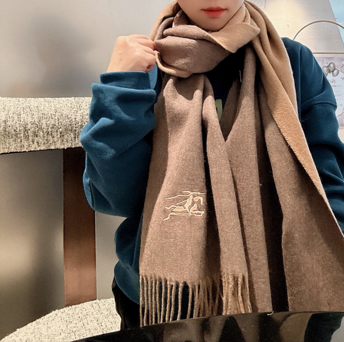 NO:170917,The Burberry Paris Fashion Exhibition Business Men's and Women's Universal Double-Side Cashmere Shawl Factory selected the finest ultra-fine cashmere fiber. It is purely hand-combed, which is time-consuming and labor-consuming. Then soaked in clear spring water to make the cashmere fiber present a unique fluffy texture. The feel is so delicate. Finally, it is exquisitely imprinted and ironed to have a luxurious and soft surface luster. The craft is particularly complicated. Using Mongolian Plateau fine cashmere!  !  The touch is full of delicate fluff!  This price is absolutely 100% affordable!  Exquisite embroidery craftsmanship!  It’s good to keep your own gifts!  Absolutely good product!  Size 210 (inclusive) * 36, high-version scarf, burberry, shawls19860909巴宝莉巴黎时装展商务男士女士通用双面羊绒披肩代工厂臻选上乘的超细羊绒纤维 进行纯手工精梳处理 耗时耗力 再以清泉水浸泡涤荡 使羊绒纤维呈现出独特的蓬松质感 手感才如此细腻 最后以考究压印与熨烫工艺 才有奢华柔和的表面光泽 工艺特别复杂哦采用蒙古高原细羊绒！！手感满满地都是细腻的绒毛！这个价格绝对百分之百的实惠！精湛绝伦的绣字工艺！送礼自留都不错！绝对好货！尺寸210（含须）*36,高版本围巾,burberry,shawls,scarf