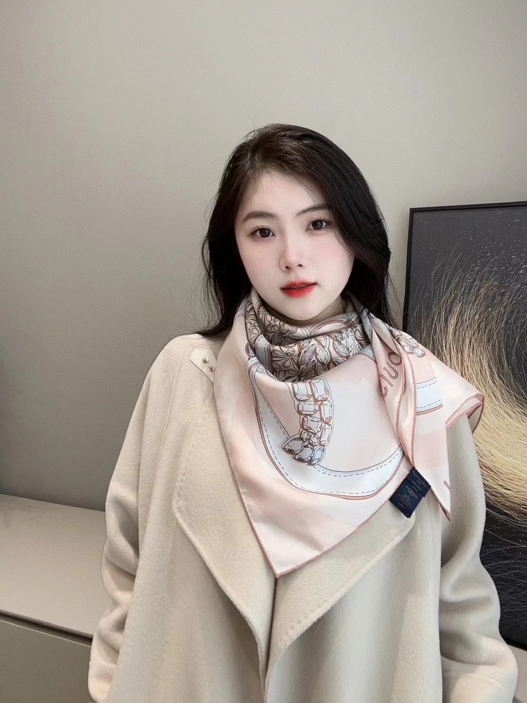 NO:172069,LV is elegant and noble, baby-like soft touch synchronous counter [L Year of Dragon Zodiac] 18 Mmi silk print cleverly uses the Year of Dragon pattern to create a dazzling and eye-catching look, perfectly matched with a variety of shapes, low-key, fashionable, tasteful and luxurious new classic items, with a mixed design of multiple product logos, cashmere material is extremely soft and luxurious. The real thing is truly elegant and noble, high-end quality and high-definition presentation size 90*90, high-version scarf, louis vuitton, real silk19860909LV典雅高贵 婴儿般的柔软触感同步专柜【L龙年生肖】18姆米真丝印花巧妙利用龙年图案创造出醒目亮眼的观感,与多种造型完美搭配,拼色低调时髦有品味奢华全新的经典单品,以混合多种产品标识的设计,羊绒材质极致柔软.奢华的触感.实物真心典雅高贵高端品质高清呈现尺寸90*90,高版本围巾,louis vuitton,real silk,scarf