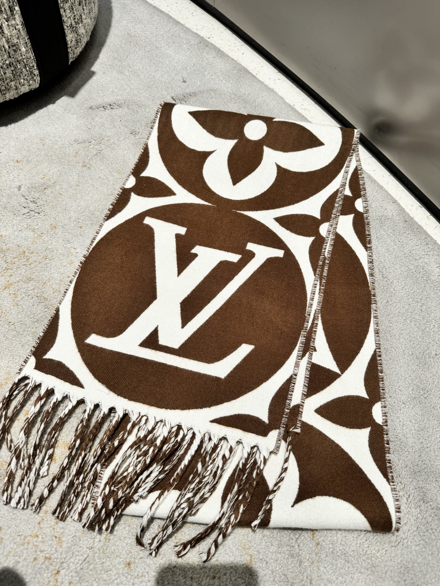 最新款大logo驴家Medallion 围巾，以大号经典字母和 Monogram 花卉彰显品牌格调，再以纤长流苏饰边增添