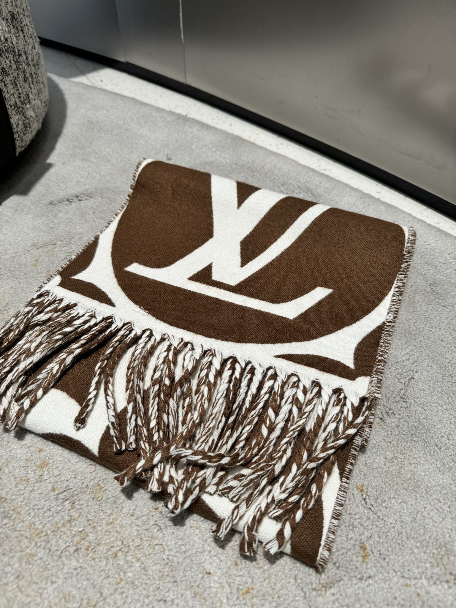 最新款大logo驴家Medallion 围巾，以大号经典字母和 Monogram 花卉彰显品牌格调，再以纤长流苏饰边增添