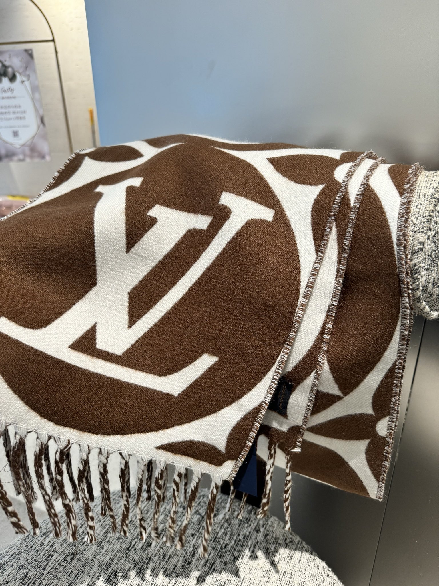 最新款大logo驴家Medallion 围巾，以大号经典字母和 Monogram 花卉彰显品牌格调，再以纤长流苏饰边增添