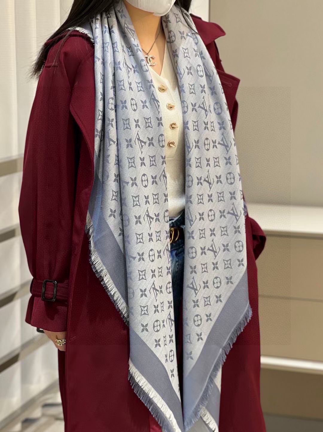 NO:172066,Haze Blue If you want to buy L's family, you will lose. The most classic Louis Vuitton uses dark-patterned jacquard technology to reinterpret Monogram patterns. The texture is soft and warm, bringing a pleasant and comfortable touch. The exquisite and elegant fabric makes the words Louis Vuitton Paris as you want. Classic but never fall behind*cm, high-end scarf, louis vuitton, louis vuitton19860909雾霾蓝 在穷也要买L家人手必败一条最最经典款Louis Vuitton 采用暗纹提花技术重新演绎Monogram图案.质地柔软而又温暖,带来令人愉悦的舒适触感,精美雅致的面料令佩戴随心所欲饰有Louis Vuitton Paris的字样,经典而永不落伍*cm,高版本围巾,louis vuitton,louis vuitton,scarf