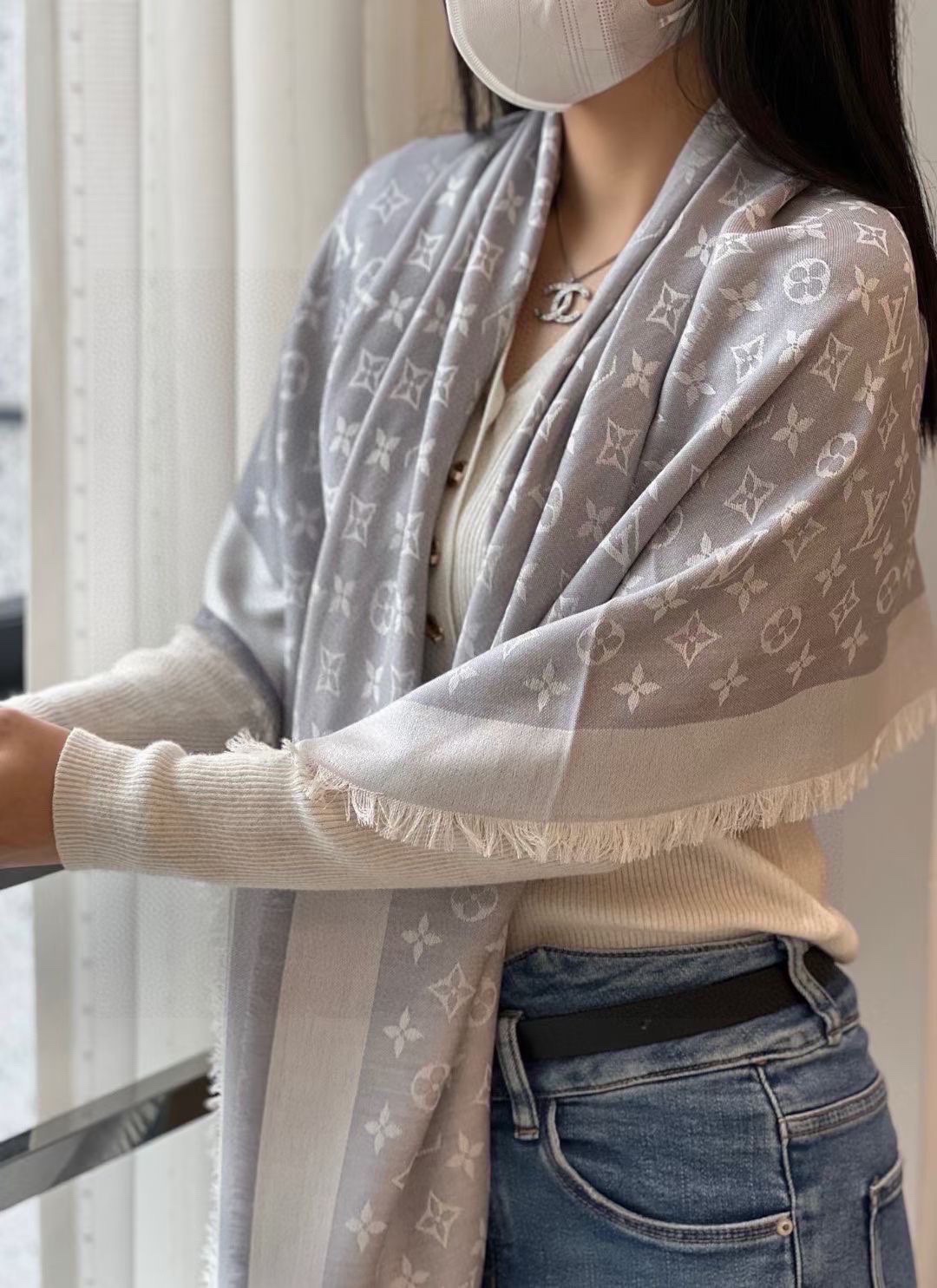 NO:172072,Light gray When you are poor, you will lose your hand. The most classic Louis Vuitton uses dark-patterned jacquard technology to reinterpret Monogram patterns. The texture is soft and warm, bringing a pleasant and comfortable touch. The exquisite and elegant fabric makes the words Louis Vuitton Paris as you want. Classic but never fall behind*cm, high-end scarf, louis vuitton, louis vuitton19860909浅浅灰 在穷也要买L家人手必败一条最最经典款Louis Vuitton 采用暗纹提花技术重新演绎Monogram图案.质地柔软而又温暖,带来令人愉悦的舒适触感,精美雅致的面料令佩戴随心所欲饰有Louis Vuitton Paris的字样,经典而永不落伍*cm,高版本围巾,louis vuitton,louis vuitton,scarf