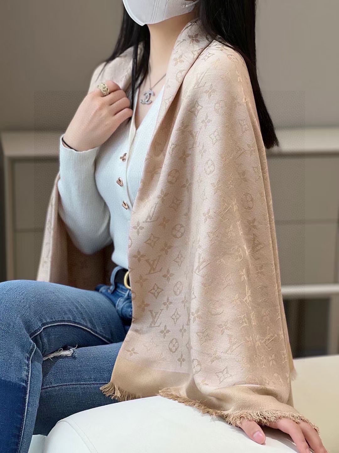 NO:172084,Pink gold When you want to buy L's family, you will lose the most classic Louis Vuitton uses dark-patterned jacquard technology to reinterpret Monogram patterns. The texture is soft and warm, bringing a pleasant and comfortable touch. The exquisite and elegant fabric makes the words Louis Vuitton Paris as you want. Classic but never fall behind*cm, high-end scarf, louis vuitton, louis vuitton19860909粉金 在穷也要买L家人手必败一条最最经典款Louis Vuitton 采用暗纹提花技术重新演绎Monogram图案.质地柔软而又温暖,带来令人愉悦的舒适触感,精美雅致的面料令佩戴随心所欲饰有Louis Vuitton Paris的字样,经典而永不落伍*cm,高版本围巾,louis vuitton,louis vuitton,scarf