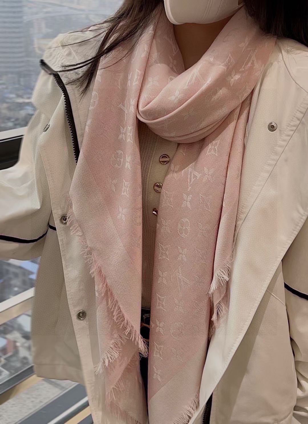 NO:172090,Pink Silver When you want to buy L's family, you will lose the most classic Louis Vuitton uses dark-patterned jacquard technology to reinterpret Monogram patterns. The texture is soft and warm, bringing a pleasant and comfortable touch. The exquisite and elegant fabric makes the words Louis Vuitton Paris as you want. Classic but never fall behind*cm, high-end scarf, louis vuitton, louis vuitton19860909粉银 在穷也要买L家人手必败一条最最经典款Louis Vuitton 采用暗纹提花技术重新演绎Monogram图案.质地柔软而又温暖,带来令人愉悦的舒适触感,精美雅致的面料令佩戴随心所欲饰有Louis Vuitton Paris的字样,经典而永不落伍*cm,高版本围巾,louis vuitton,louis vuitton,scarf