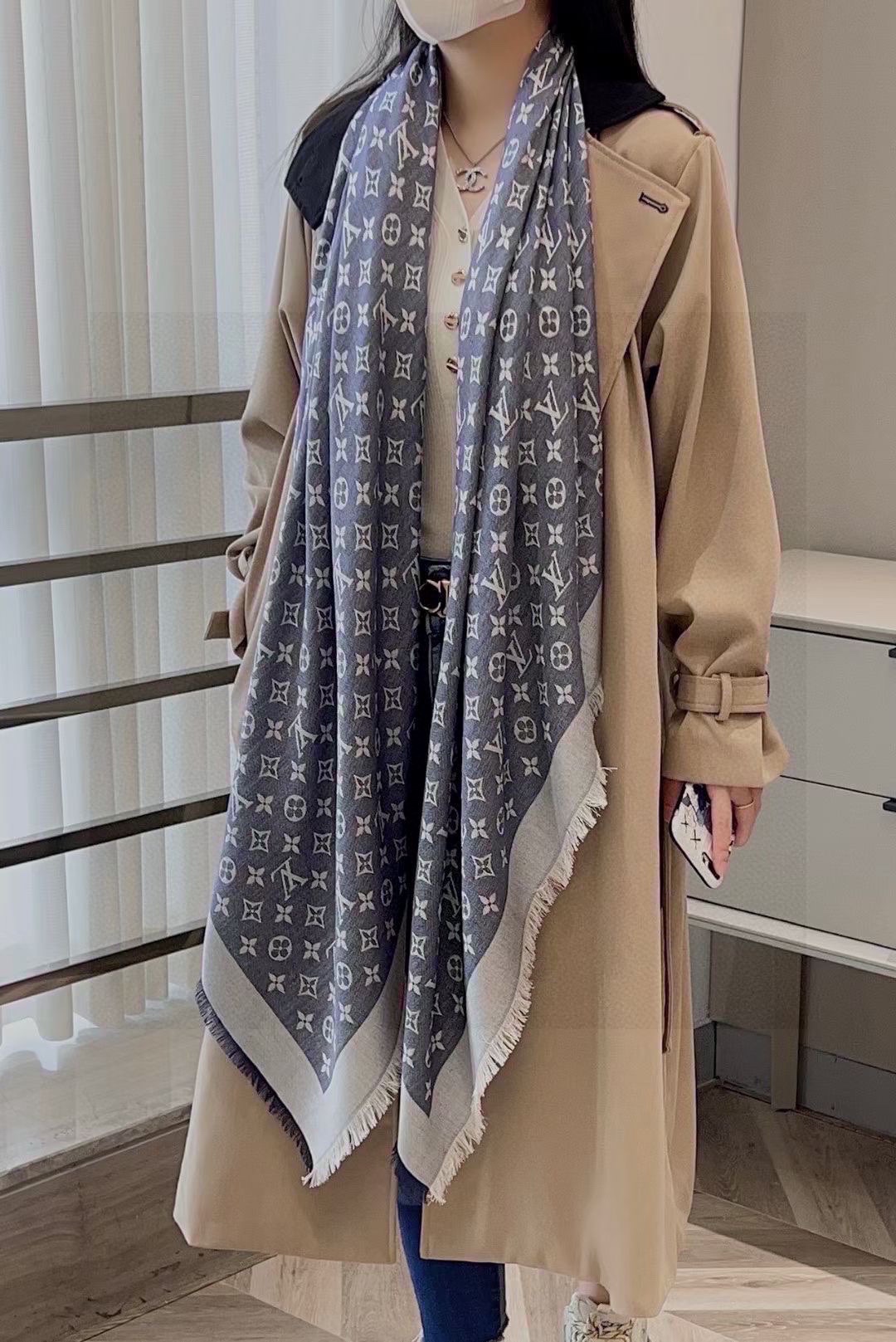 NO:172096,Denim Blue If you want to buy L's family, you will lose the most classic Louis Vuitton. It uses dark-patterned jacquard technology to reinterpret Monogram patterns. The texture is soft and warm, bringing a pleasant and comfortable touch. The exquisite and elegant fabric makes the words Louis Vuitton Paris as you want. It is classic and never left behind*cm, high-version scarf, louis vuitton, louis vuitton19860909牛仔蓝 在穷也要买L家人手必败一条最最经典款Louis Vuitton 采用暗纹提花技术重新演绎Monogram图案.质地柔软而又温暖,带来令人愉悦的舒适触感,精美雅致的面料令佩戴随心所欲饰有Louis Vuitton Paris的字样,经典而永不落伍*cm,高版本围巾,louis vuitton,louis vuitton,scarf