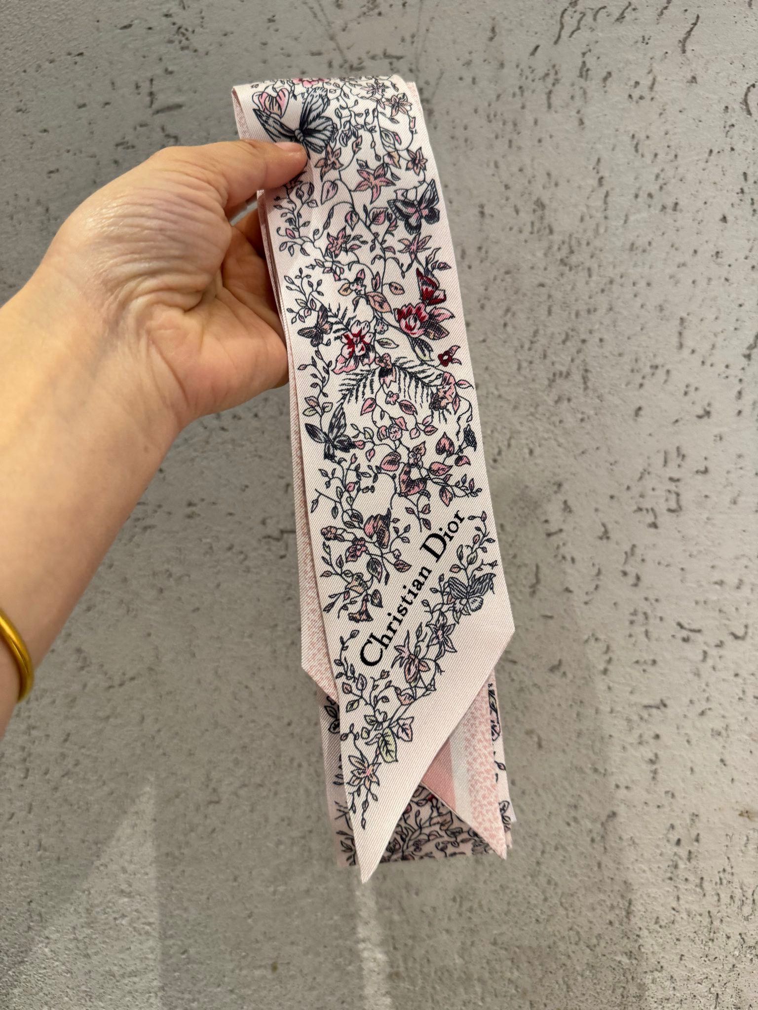 ️上新这款Mitzah丝巾采用白色桑蚕丝斜纹面料精心制作饰以彼得罗鲁福PietroRuffo设计的淡粉色