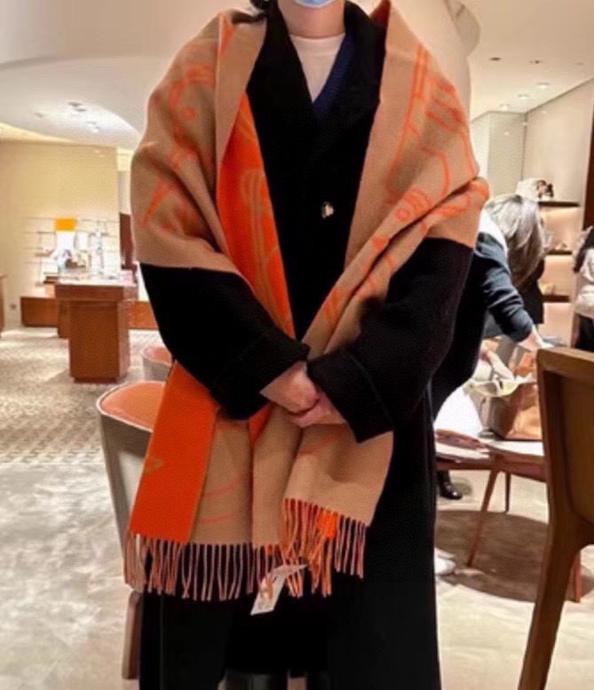 NO:171487,New Hermes New Style This scarf is made of delicate contrasting jacquard knitting, presenting the Entrelacs Equestres horse head pattern designed by Geoff McFetridge. Size 40*195CM, high-end scarf, off white, Dolce & Gabbana, hermes19860909新色爱马仕新款 这款围巾采用细腻的撞色提花编织,呈现杰夫·麦克菲里奇（Geoff McFetridge）设计的Entrelacs Equestres马头图案.尺寸40*195CM,高版本围巾,off white,Dolce&Gabbana,hermes,scarf