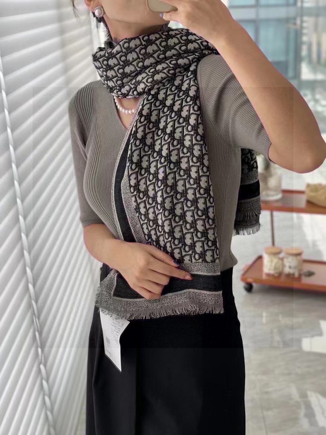 NO:172103,Square Scarf] Dior shawl classic letters with silk-blended gorgeous texture, suitable for ready-to-wear and accessories series. Size 140 x 140cm Fabric 57 wool, 43 silk Dior letter jacquard pattern Full frame Flower, high-version scarf, dior, real silk, shawls19860909方巾】Dior披肩经典字母搭配丝毛混纺的华美质感,与成衣和配饰系列单品搭配相宜. 尺寸140 x 140cm 面料 57羊毛,43真丝 Dior字母提花织纹 全幅 花卉,高版本围巾,dior,real silk,shawls,scarf