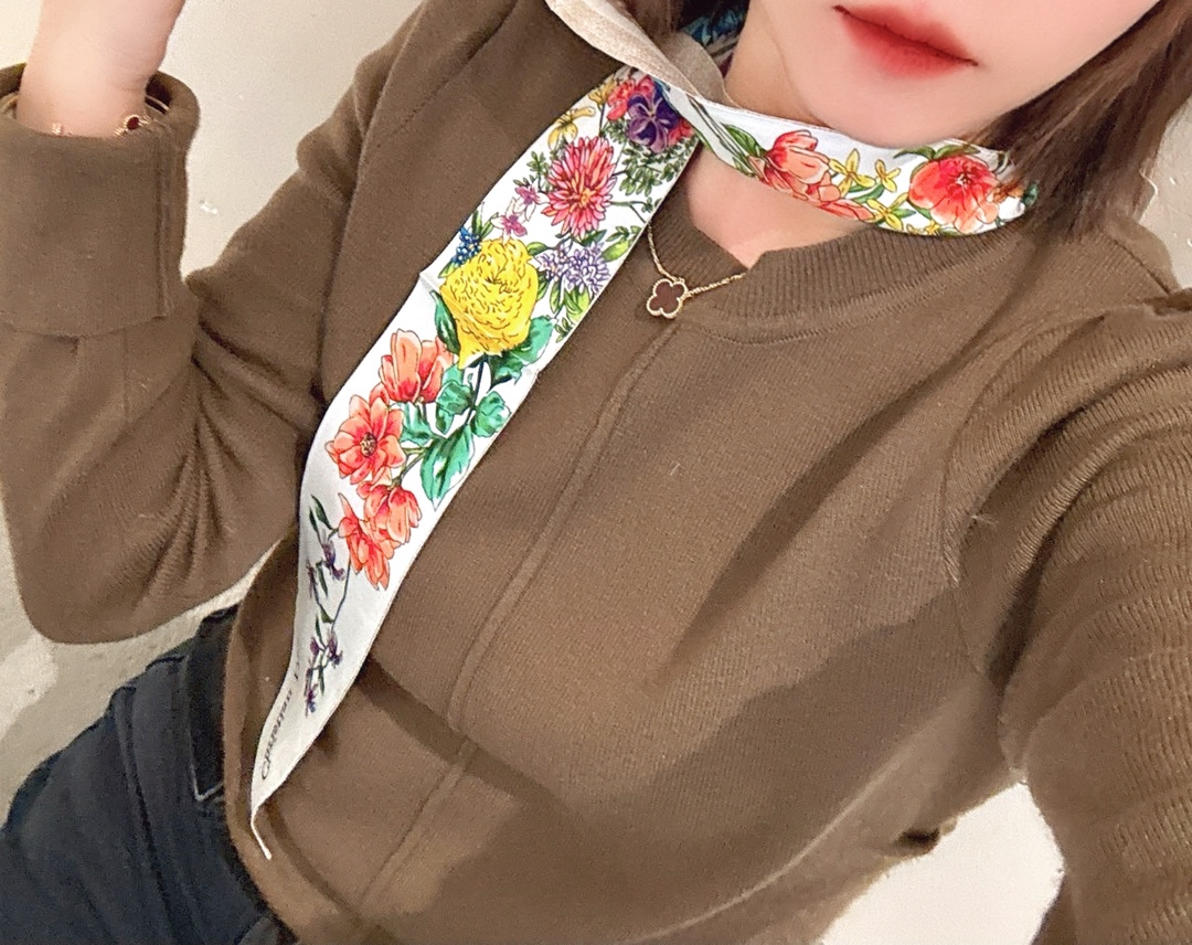 NO:293460,Very beautiful L home scarf!  Double silk!  It is a variety of uses, and it is very unique when tied up, as a headband or a small scarf. It is also very beautiful when paired with a simple base or a shirt hanging around the neck!  Silk!  The latest style of counter scarves, streamers, hair tie, louis vuitton, shirts, real silk19860909特超好看L家丝巾！双层真丝！ 多种用途,绑包包上,当发带或者小领巾都相当别致 配简单打底或者衬衫随便往脖子一挂也是极好看的！ 真丝！专柜最新款丝巾,飘带，发束,louis vuitton,shirts,real silk,accessory