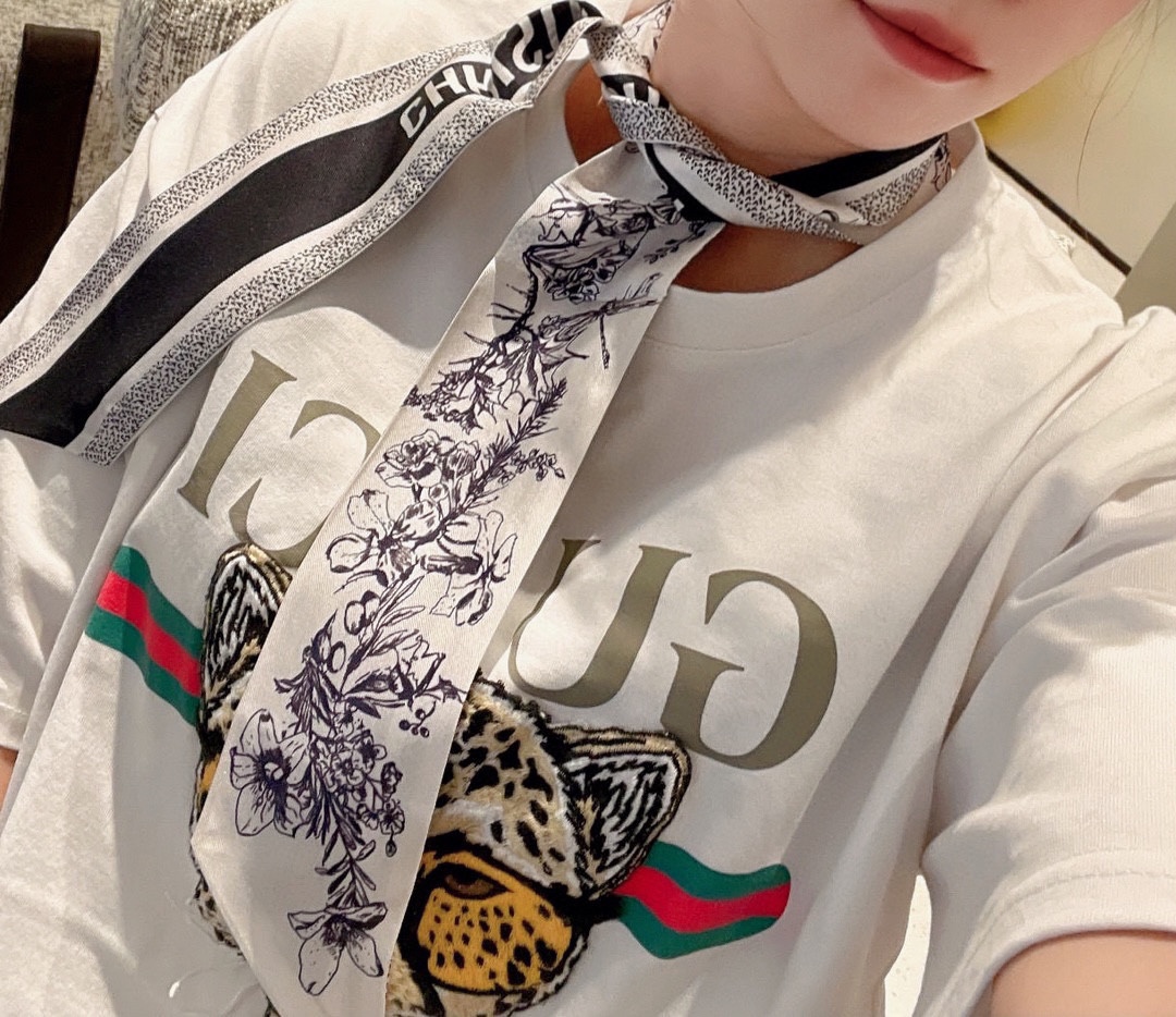 NO:293488,Special 50 new counter is on sale [D letter streamer], multi-functional can be tied to a bag, hair tie, scarf, etc., equipped with D home theme design special edition styling elements. Extremely beautiful and versatile. Look at it yourself if you look good or not. There is no need to question the quality. Scarf streamer, streamer, hair tie, dior19860909特50新款专柜在售【D字母飘带】,多功能可以绑在包包上、可以做发束,可以做领巾等等,配以D家本季主题设计特别版造型元素 美丽至极 百搭 好看不好看自己看吧 品质不用质疑 丝巾飘带,飘带，发束,dior,accessory