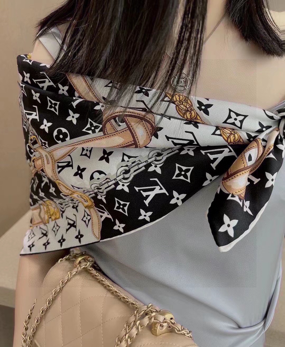 NO:187108,Lv…chain flower.Lv counter for sale 90*9016 Mm top silk square scarf...2 colors spot... Spring and autumn air-conditioned rooms must have high-end scarf, high-end scarf, louis vuitton, real silk19860909Lv…链条花.Lv专柜在售款 90*9016姆米顶级真丝方巾……2色现货……春秋季空调房必备单品高版本围巾,高版本围巾,louis vuitton,real silk,scarf