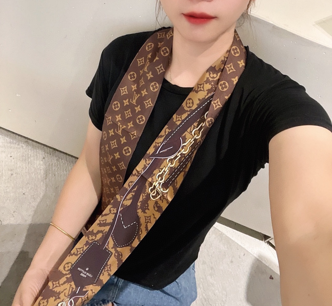 NO:293754,The new Croi***lon hairband on Special 55 continues to write the Mon**ram Emreinte Broderies theme of leather goods and accessories series. It presents a classic Monogram pattern with inkjet printing technology, which can be embellished with handbags, tied to the neck or between hair. Detailed features 120x8 cm (length x height). Mulberry silk · Full-frame Monogram pattern inkjet printing can only dry-clean scarves, streamers, hair bundles19860909特55上新Croi***lon束发带续写皮具和配饰系列的Mon**ram Emreinte Broderies主题,以喷墨印制工艺呈现经典Monogram图案,可点缀手袋、系于颈上或发间. 详细特征 120x8厘米(长度x高) .桑蚕丝 ·全幅Monogram图案喷墨印制只可干洗围巾丝巾,飘带，发束,accessory