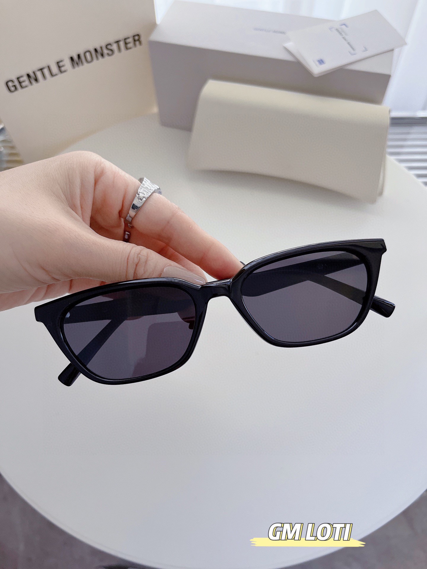 P品牌：GM LOTI
描述：王嘉尔白敬亭杨洋等网红同款偏光墨镜🕶️ TR镜框 轻盈舒适 潮流猫眼小框 