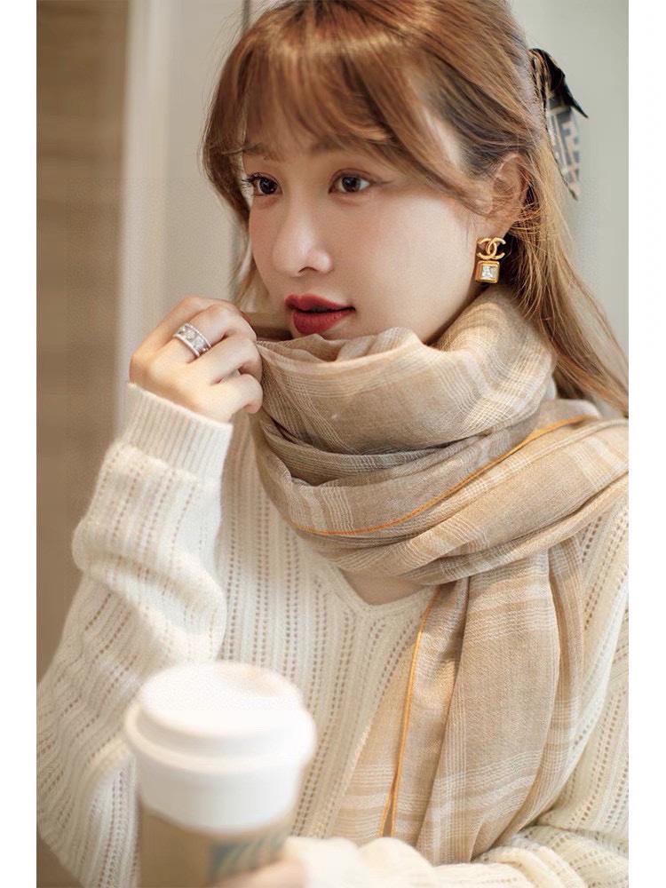 NO:176569,Key recommendations!  !  !  High-end, comfortable and fashionable temperament, just accept what I believe!  Chanel's soft scarf that touches the heart, the color and temperament that cannot be imitated!  !  !  There will also be a very beautiful special ripple texture under the light and shadow of the scarf!  Generally, factories cannot make such a model. It is the best among cashmeres. It is the product pursued by successful people. I will give you full marks on the color!  !  !  It has a bit of unique fairy spirit, feminine temperament, elegant colors, but not overly enchanting!  Size specifications 105*180cm cashmere scarf Classic high-end scarf, high-end scarf, chanel19860909重点推荐！！！高级舒适时髦气质,相信我的就收吧！香奈儿这款触动内心的柔美围巾,无法模仿的颜色和气质！！！围巾光影下还会有非常漂亮的特殊波纹肌理！一般工厂做不出这样的款,属于羊绒中的佼佼者,成功人士追求的品,颜色我给满分！！！有点独有的仙气,女性气质,颜色淡雅,不过分妖娆！尺寸规格105*180cm羊绒围巾 经典格高版本围巾,高版本围巾,chanel,scarf