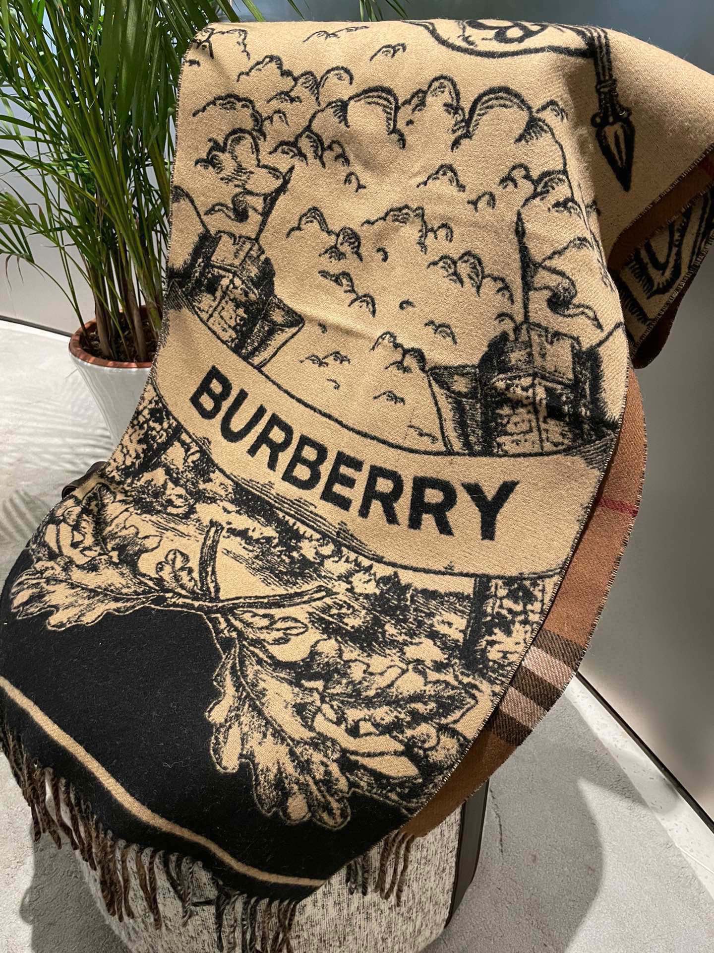 PBurberry匠心巨作经典大格双面提花羊绒围巾完全等于2条围巾️品牌首席创意总监RiccardoTi