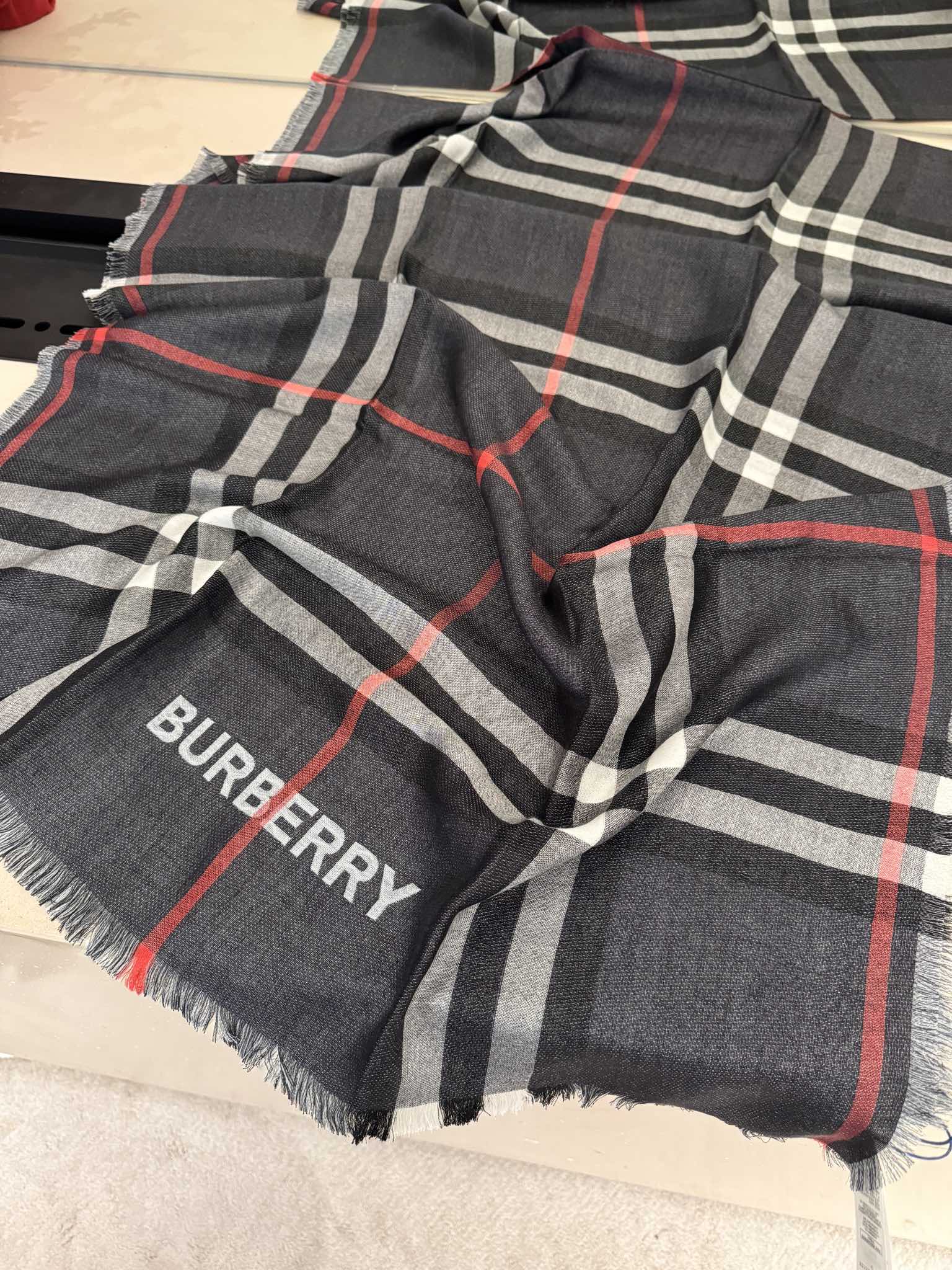 P高版本BURBERRY家经典格！2024年最值得入超值版老友闭眼入！一条围巾两条的快乐！！！经典格经典