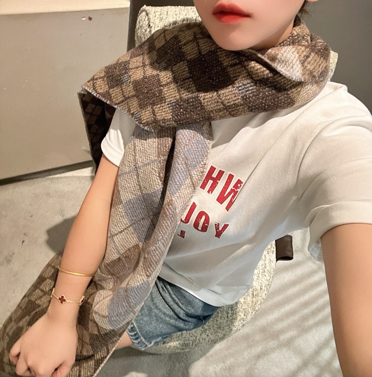 NO:177757,Acen [Men and Women's Scarf] praises you for keeping yourself, a rare high-end men's style!  Family welfare!  Burberry's very honest men's scarf~The fabric is very lovely, very soft, delicate and comfortable, with light water ripples!  Atmospheric and simple, super beautiful male god color matching, any boy will like, the small logo is very exquisitely decorated, with a texture but not ostentatious~ The large goods were loaded on the ship a few months ago~ The last order is a little more benefit everyone~ The specification is 30*180 (including the total length of the ears 180cm), it is very suitable for pairing with formal wear or casual wear~ It is completely OK to fold or circle around, gentlemanly and stylishly ~ warm and elegant!  High-version scarf, high-version scarf, burberry19860909Acen【男女围巾】怒赞自留,难得的高端男款！家属福利！巴宝莉非常正的男士围巾~面料大爱,非常柔软细腻舒服,轻度水波纹！大气简约,超级好看的男神配色,任何男生都会喜欢的款吧,小小Logo非常精致的点缀,有质感不张扬~大货几个月前已装船发走~尾单余一丢丢福利大家~规格30*180（含穗子总长180cm）,搭配正装或者搭配休闲装都很合适~对折挂围或者绕圈围都完全可以,绅士有型~有温度的风度！高版本围巾,高版本围巾,burberry,scarf