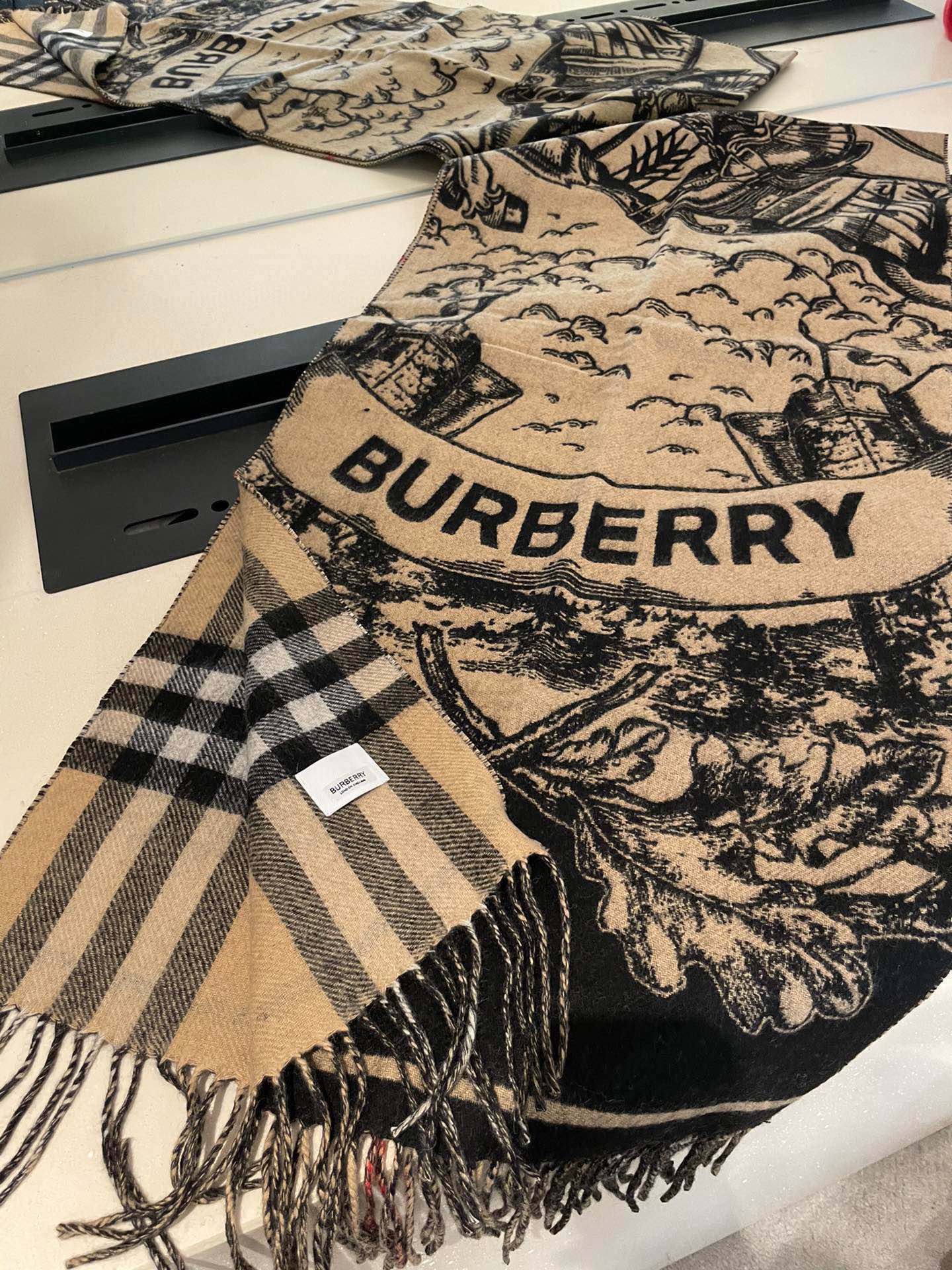 PBurberry匠心巨作经典大格双面提花羊绒围巾完全等于2条围巾️品牌首席创意总监RiccardoTi