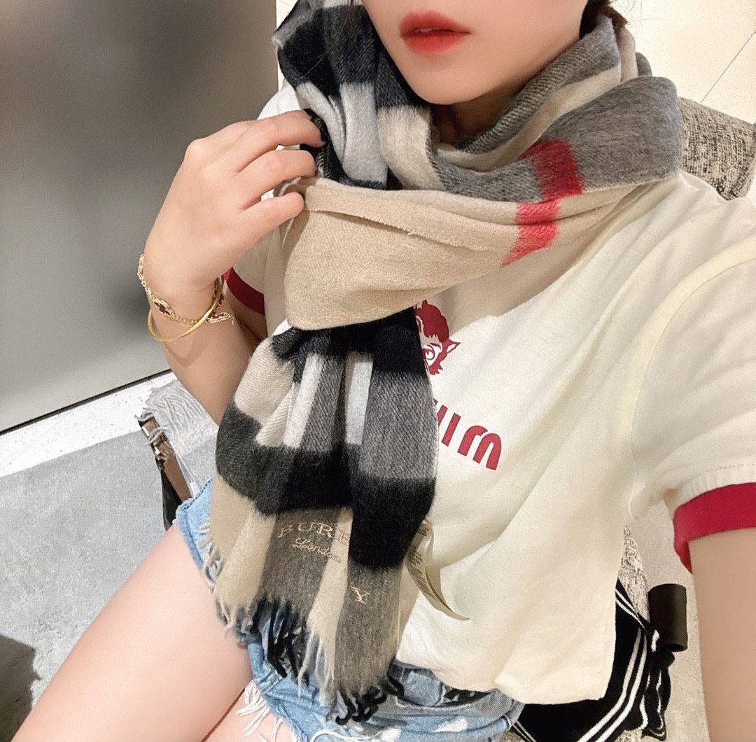 NO:176936,Burberry [Men and Female Scarf] praises you for keeping yourself, a rare high-end men's style!  Family welfare!  Burberry's very honest men's scarf~The fabric is very lovely, very soft, delicate and comfortable, with light water ripples!  Atmospheric and simple, super beautiful male god color matching, any boy will like, the small logo is very exquisitely decorated, with a texture but not ostentatious~ The large goods were loaded on the ship a few months ago~ The last order is a little more benefit everyone~ The specification is 30*180 (including the total length of the ears 180cm), it is very suitable for pairing with formal wear or casual wear~ It is completely OK to fold or circle around, gentlemanly and stylishly ~ warm and elegant!  High-version scarf, high-version scarf, burberry19860909巴宝莉【男女围巾】怒赞自留,难得的高端男款！家属福利！巴宝莉非常正的男士围巾~面料大爱,非常柔软细腻舒服,轻度水波纹！大气简约,超级好看的男神配色,任何男生都会喜欢的款吧,小小Logo非常精致的点缀,有质感不张扬~大货几个月前已装船发走~尾单余一丢丢福利大家~规格30*180（含穗子总长180cm）,搭配正装或者搭配休闲装都很合适~对折挂围或者绕圈围都完全可以,绅士有型~有温度的风度！高版本围巾,高版本围巾,burberry,scarf