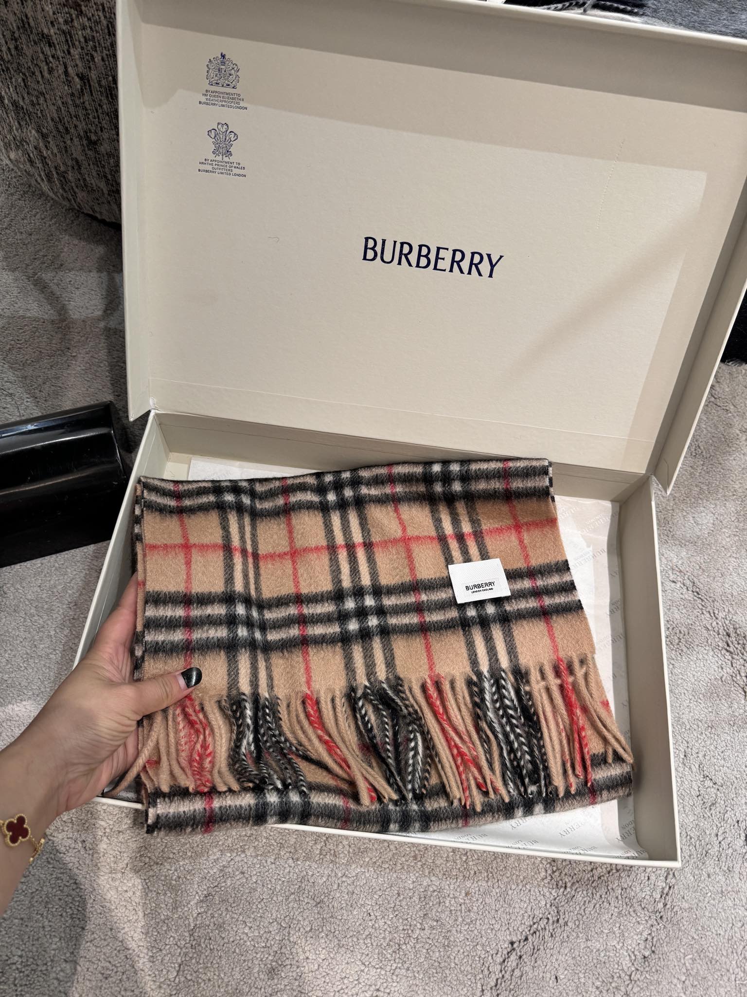 P王牌口碑burberry深度水波纹经典羊绒格子围巾️专柜最新品相目前专柜都换上了新标经典中的经典.全品